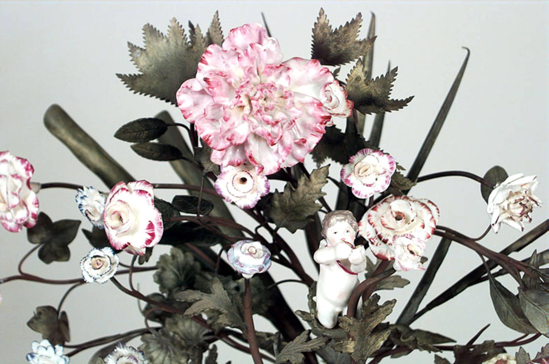 Pendule de cheminée française à fleurs Louis XV Bon état - En vente à Queens, NY