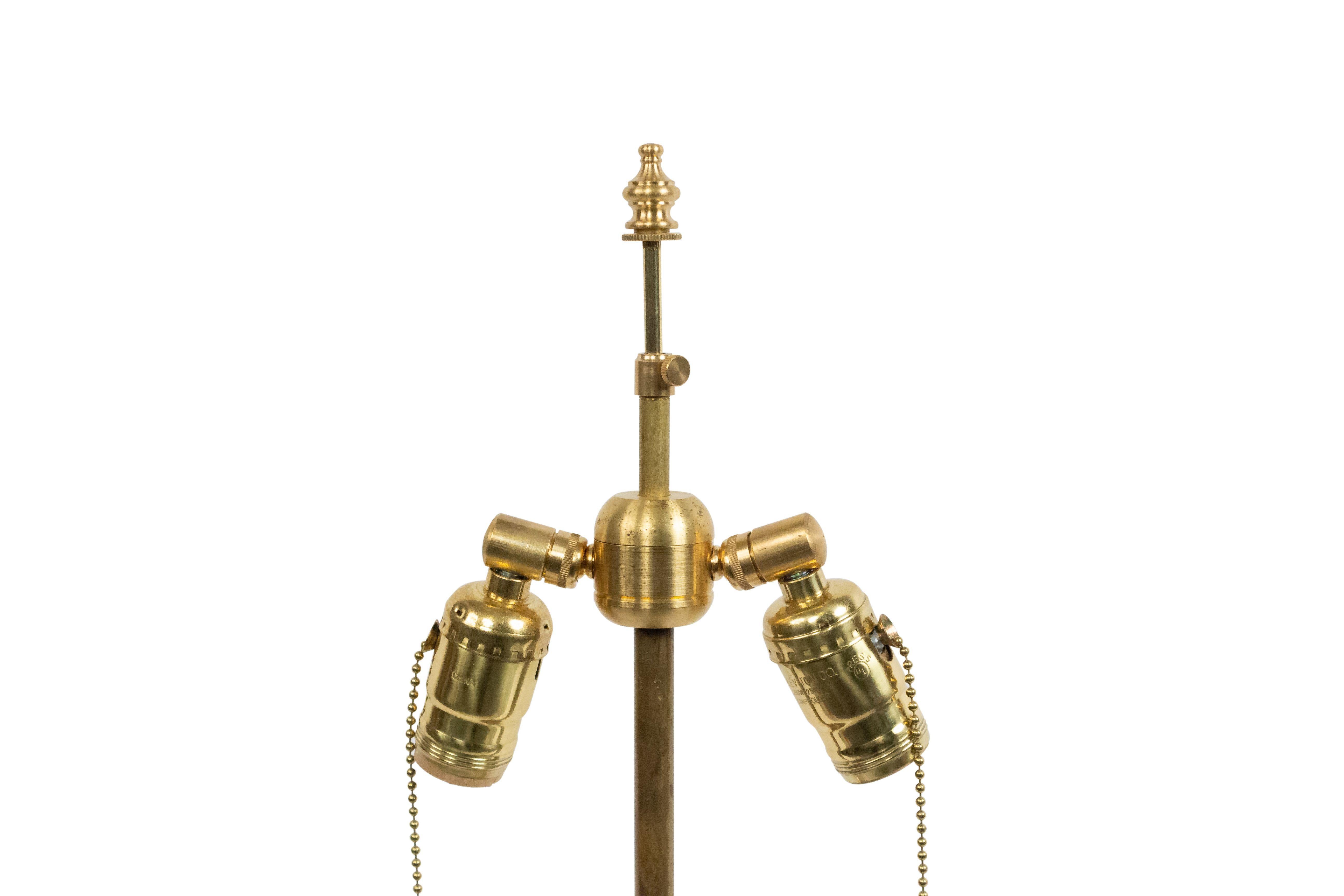 Lámpara de mesa francesa Luis XV Dore de bronce en Bueno estado para la venta en Queens, NY