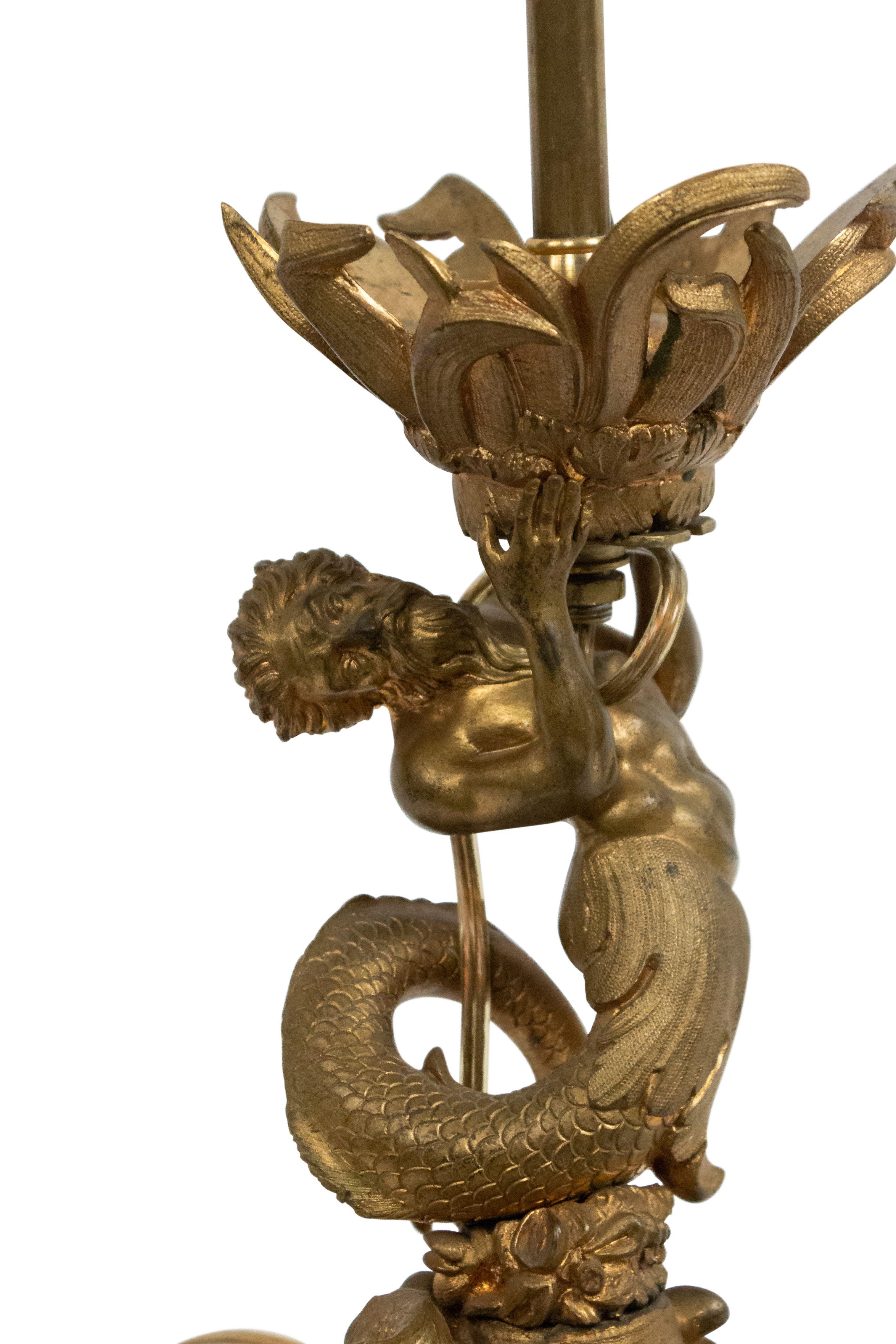 Lámpara de mesa francesa Luis XV Dore de bronce Bronce en venta