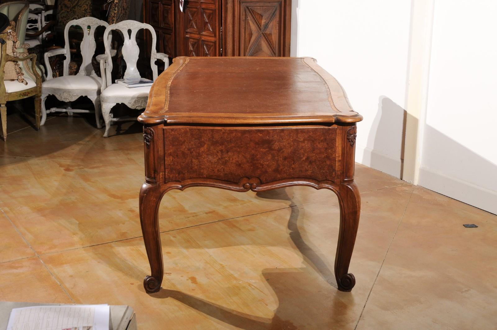 Bureau à quatre tiroirs en ronce de noyer et cuir de style Louis XV du XIXe siècle en vente 4