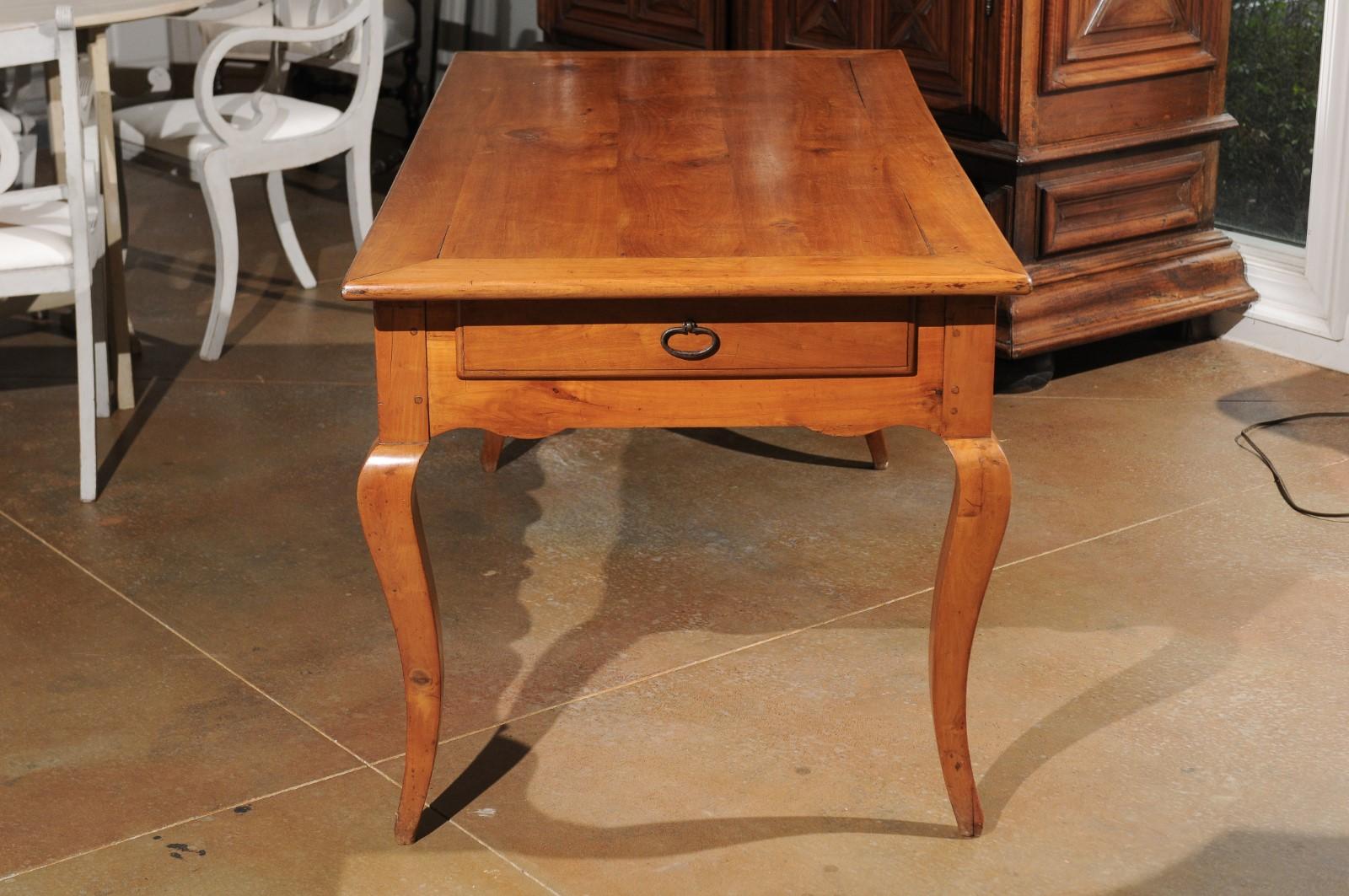 Table de bureau en merisier de style Louis XV français du 19ème siècle avec tiroirs latéraux en vente 5