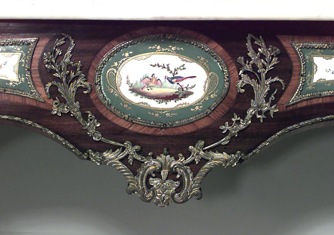 Französischer Konsolentisch im Stil Louis XV (19. Jh.) aus Königsholz und Bronze mit Plaketten aus Sèvres-Porzellan und weißer Marmorplatte.
 
