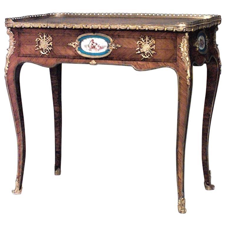 Bureau français de style Louis XV en bois de violette avec plaques S√®vres