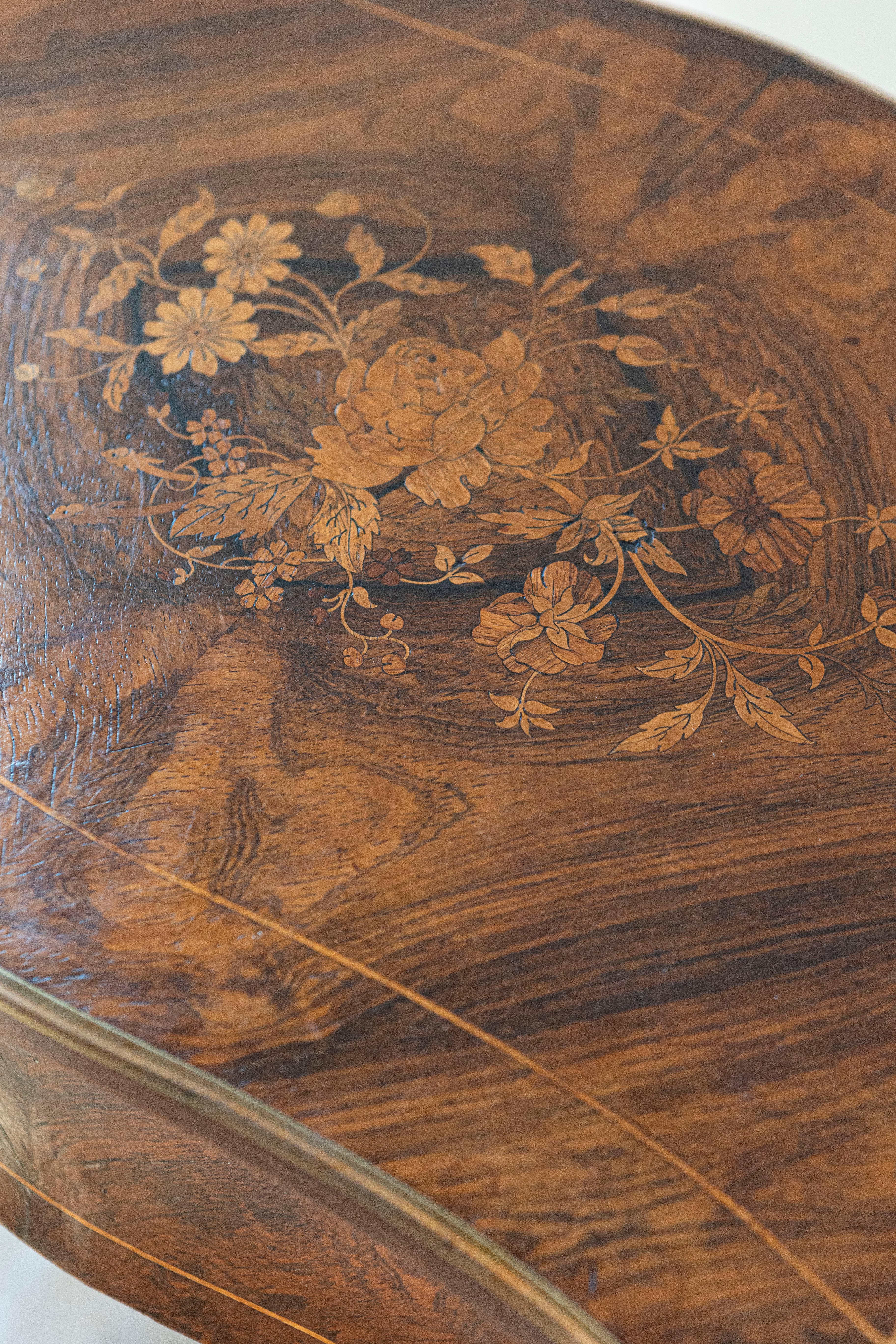 Französischer Kleidertisch im Louis-XV-Stil des 19. Jahrhunderts mit Intarsien und Blumenmotiven im Angebot 5