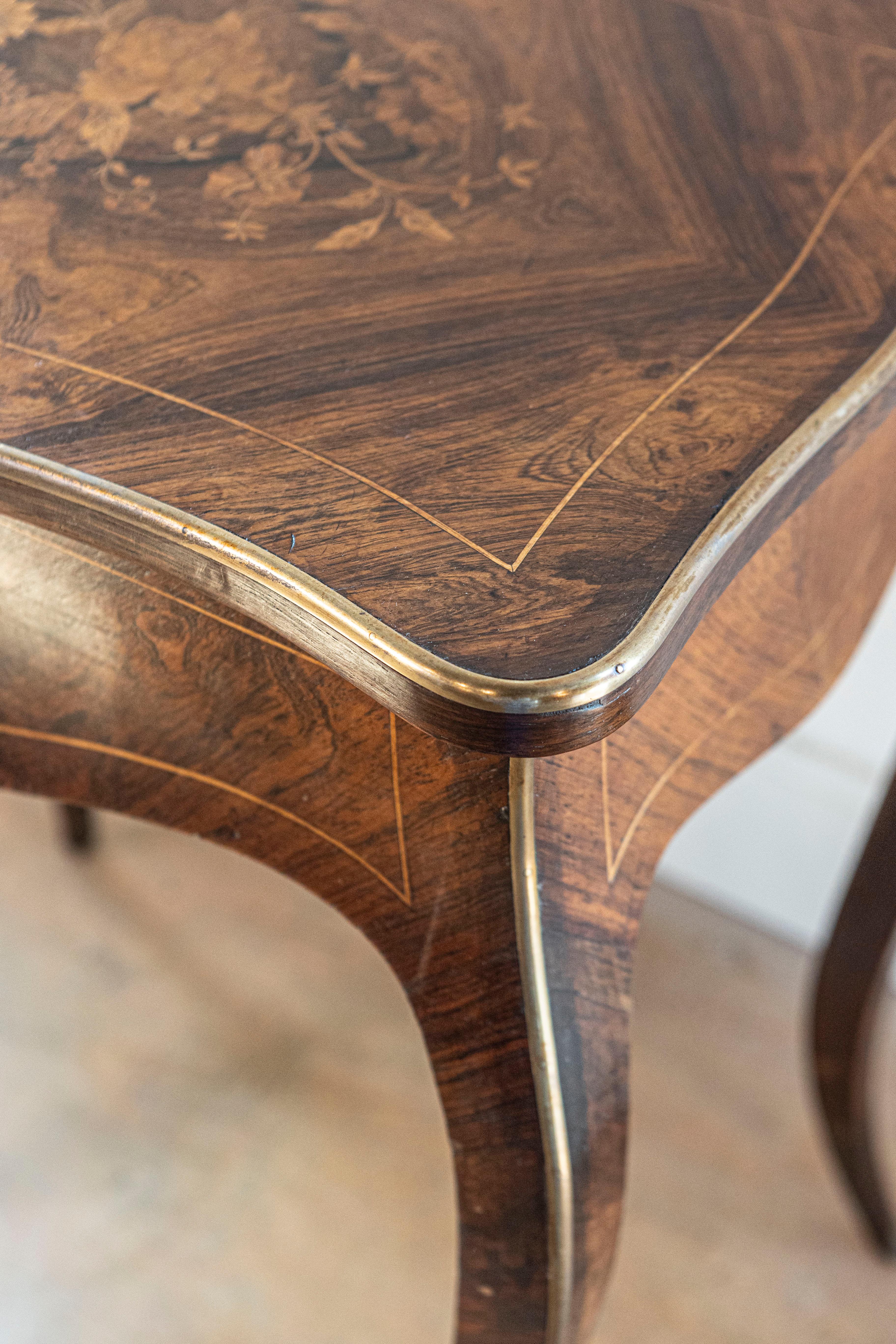 Französischer Kleidertisch im Louis-XV-Stil des 19. Jahrhunderts mit Intarsien und Blumenmotiven im Angebot 6