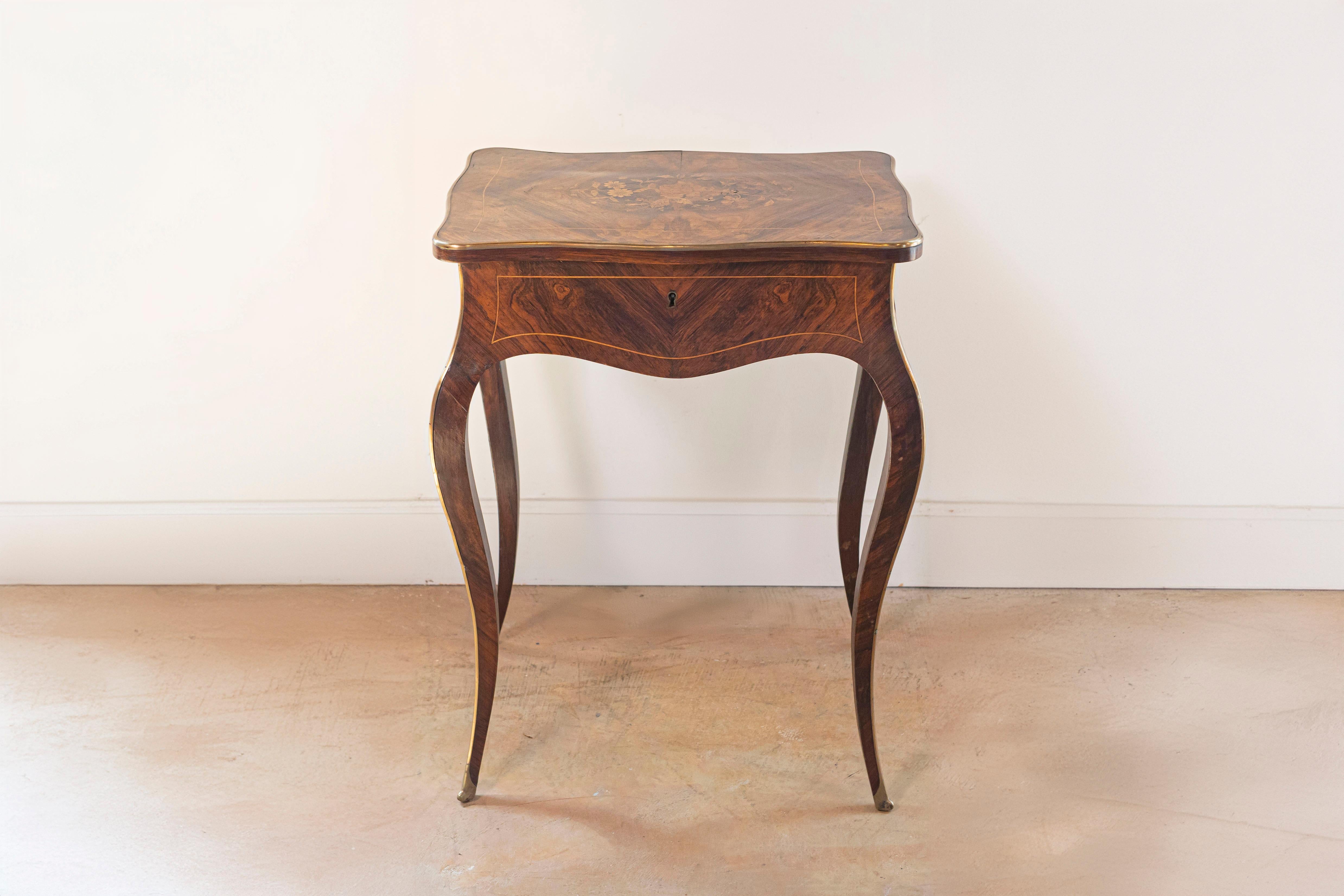 Französischer Frisiertisch im Louis XV-Stil aus dem 19. Jahrhundert mit Blumenmotiven und Cabriole-Beinen. Dieser exquisite Intarsientisch, der im 19. Jahrhundert in Frankreich entstand, weist die Merkmale der Epoche Ludwigs XV. auf. Die hübsche,