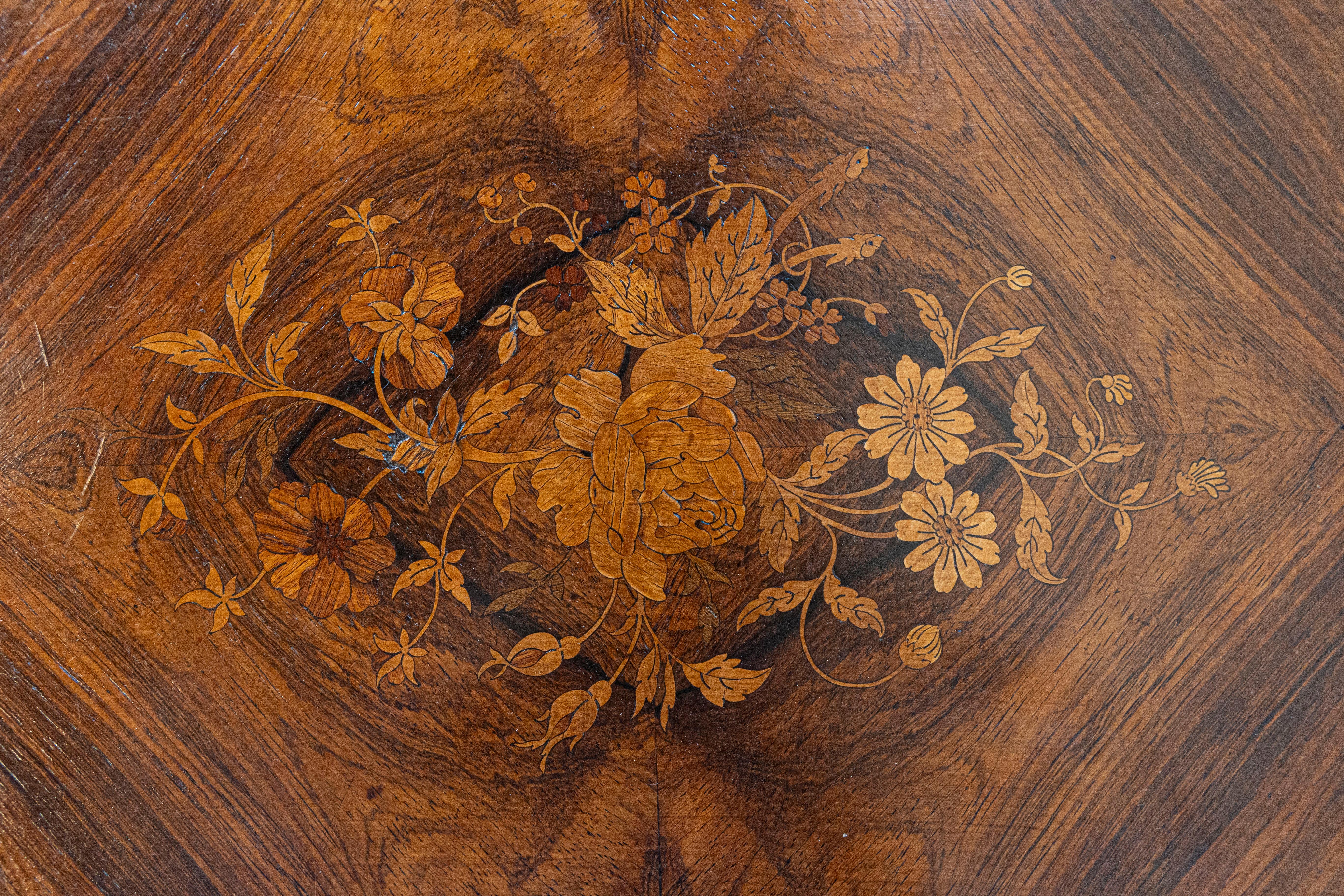 Französischer Kleidertisch im Louis-XV-Stil des 19. Jahrhunderts mit Intarsien und Blumenmotiven im Angebot 1