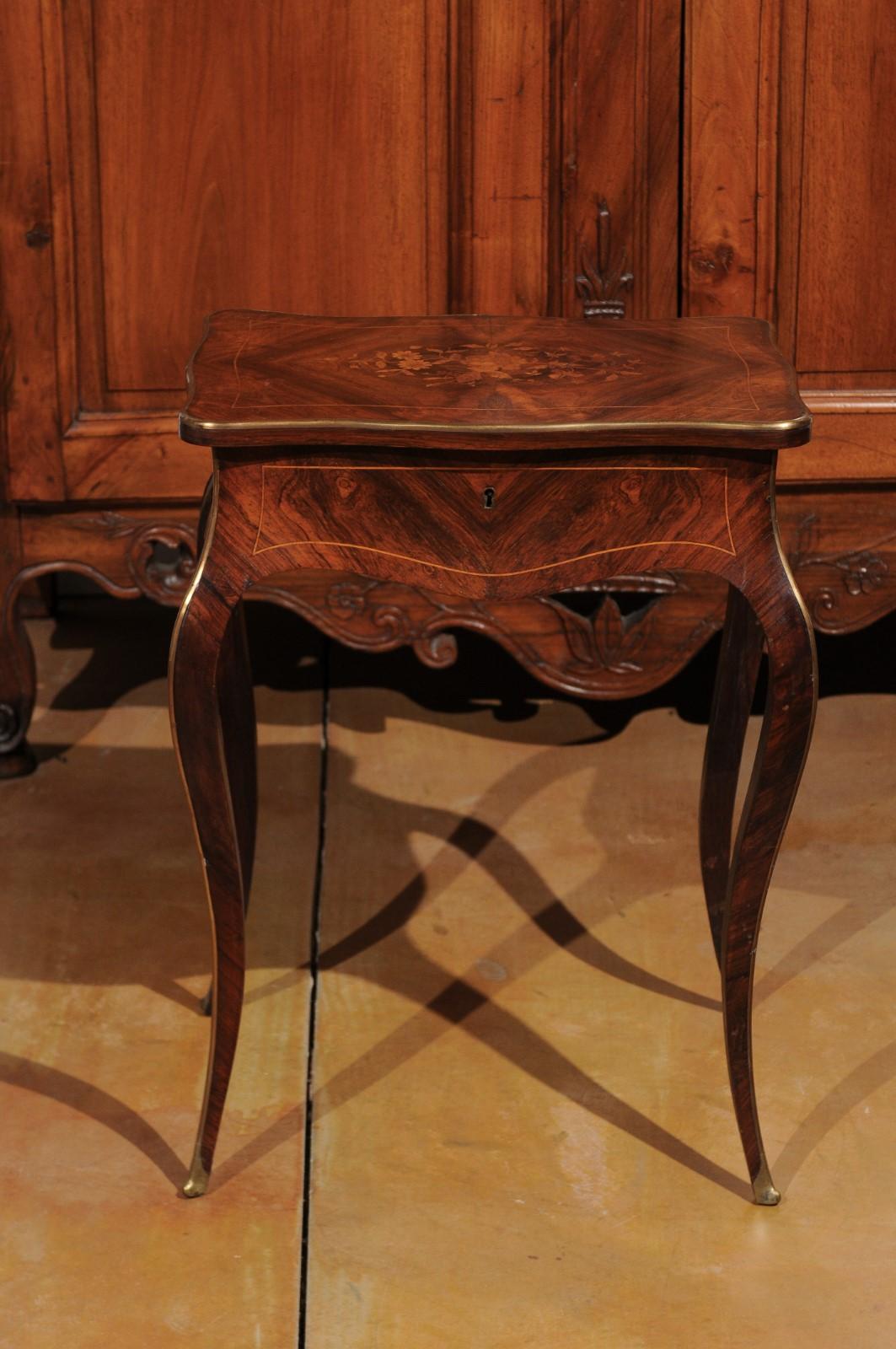 Laiton Table de toilette française en marqueterie de style Louis XV du 19ème siècle avec motifs floraux