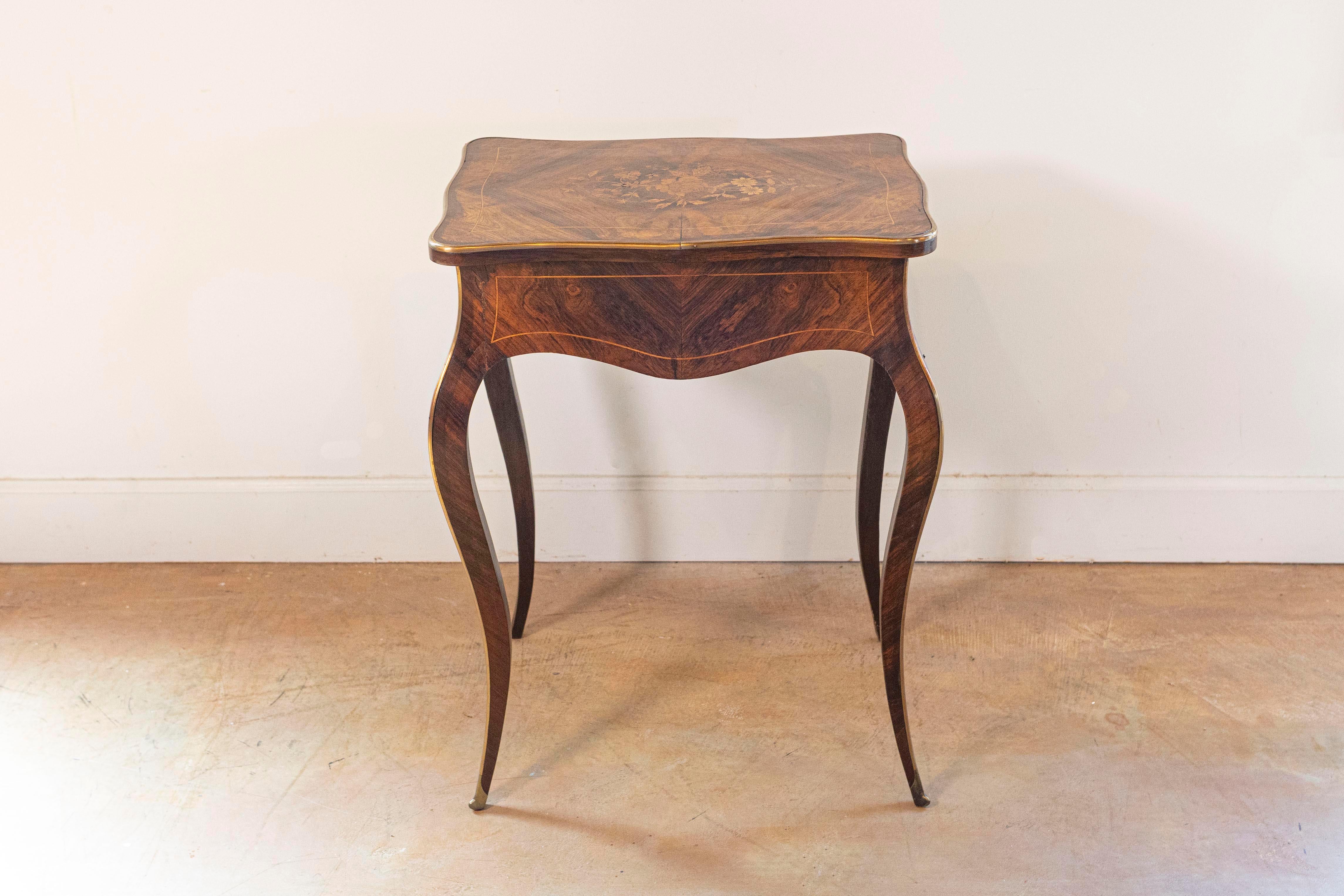 Französischer Kleidertisch im Louis-XV-Stil des 19. Jahrhunderts mit Intarsien und Blumenmotiven im Angebot 3