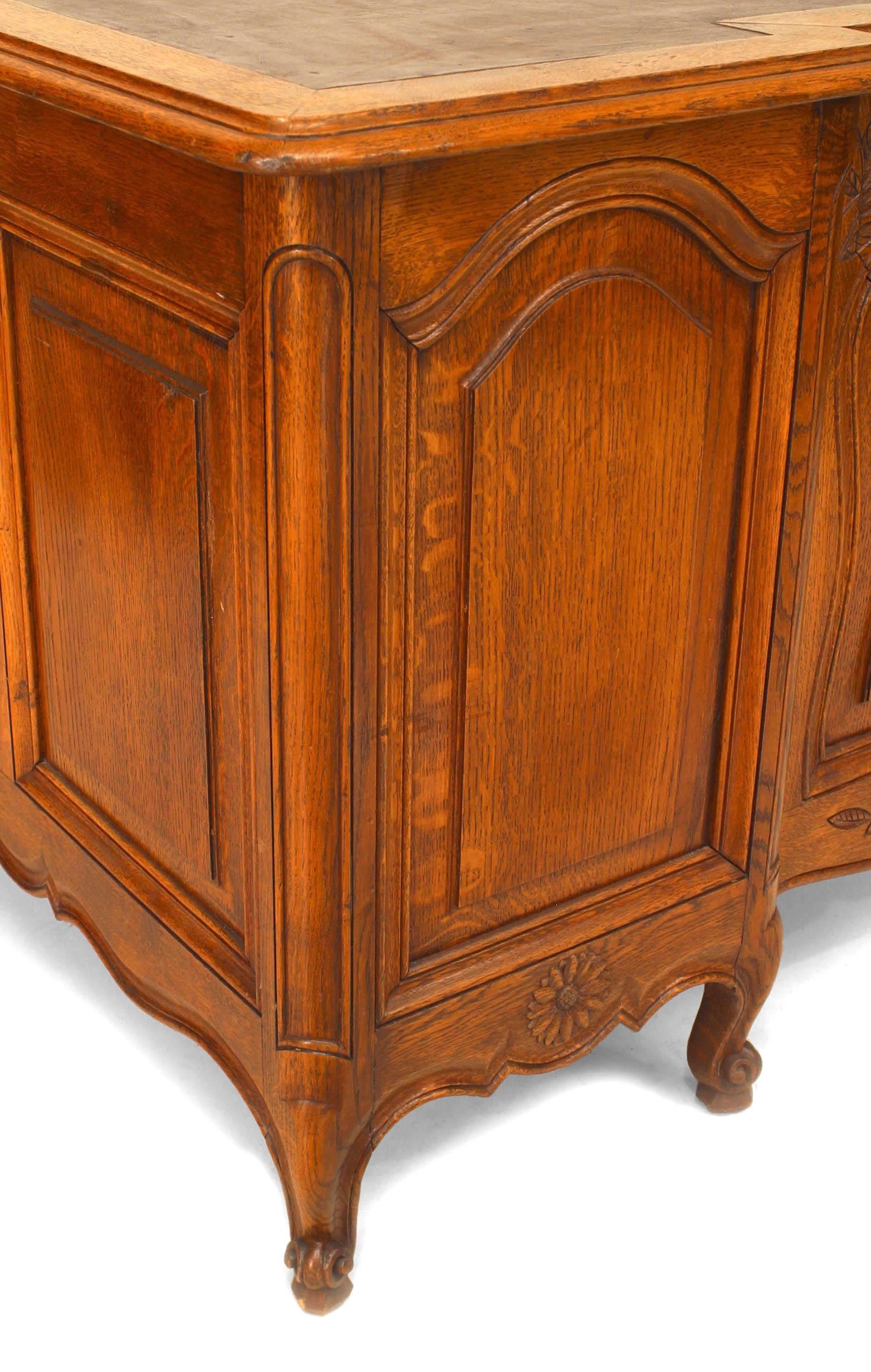 Knielöcher-Schreibtisch aus Eiche im Louis XV.-Stil im Provinzialstil im Zustand „Gut“ im Angebot in New York, NY