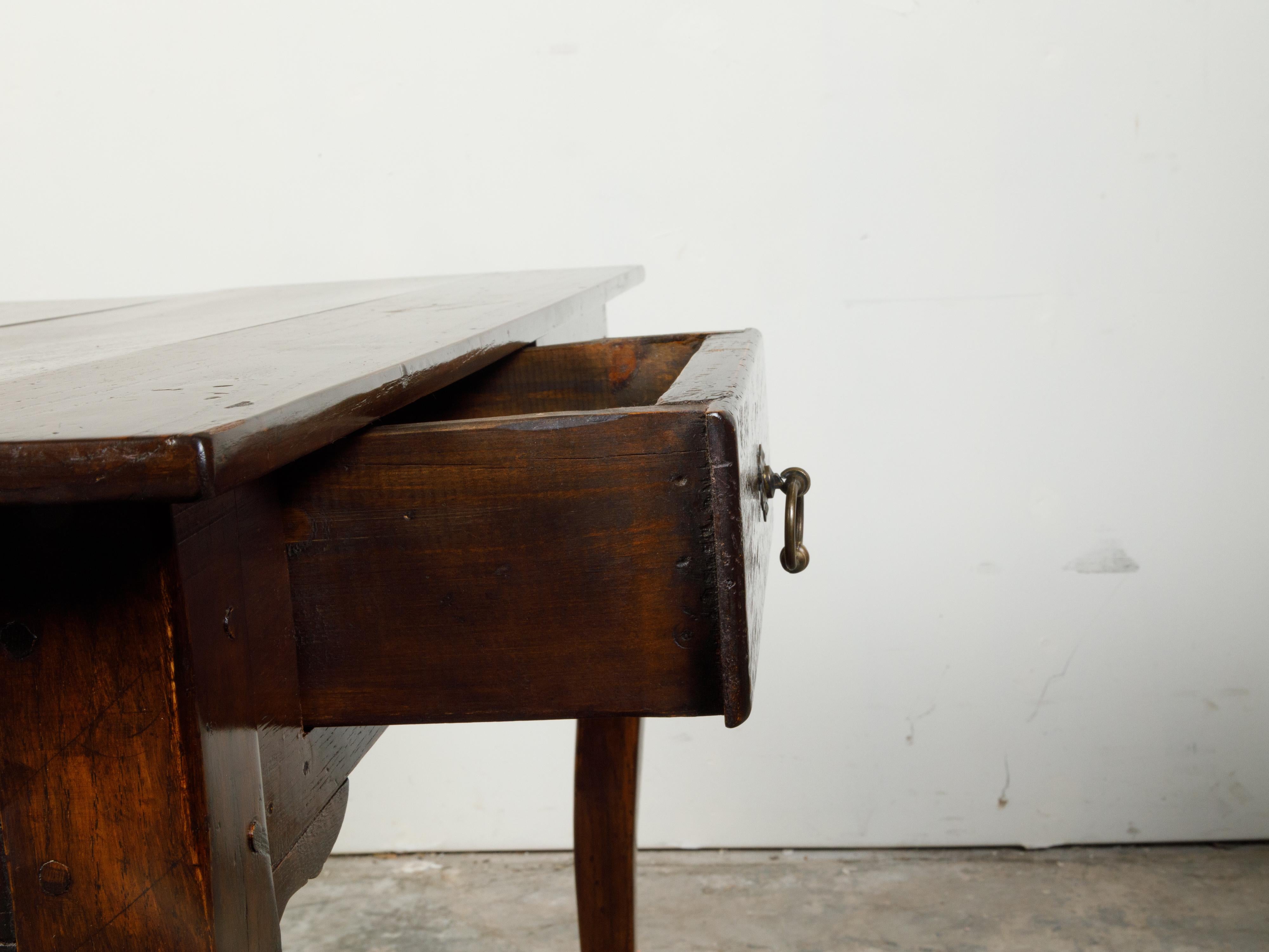 Schreibtisch aus Nussbaumholz im Louis-XV-Stil des 19. Jahrhunderts mit Schubladen und Cabriole-Beinen (Walnuss) im Angebot