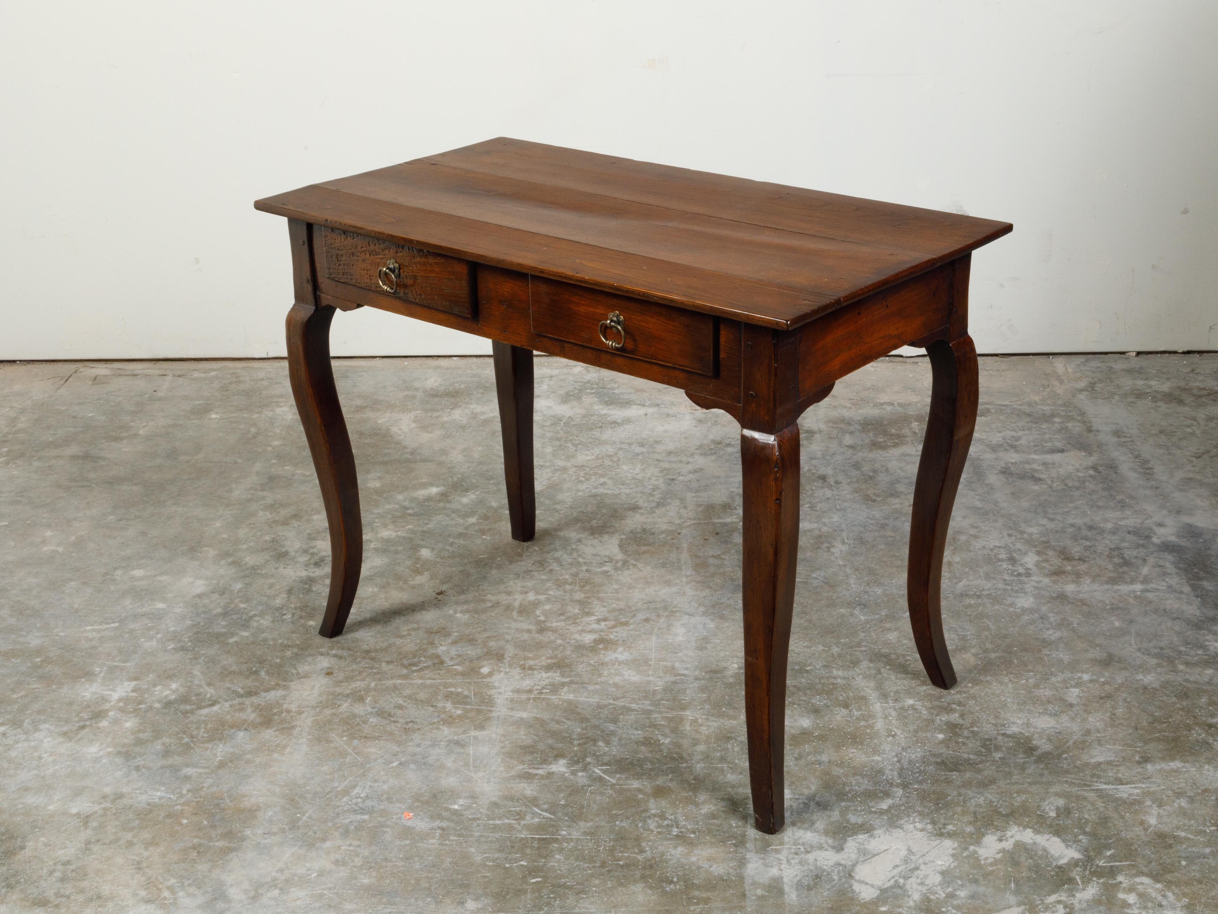 Schreibtisch aus Nussbaumholz im Louis-XV-Stil des 19. Jahrhunderts mit Schubladen und Cabriole-Beinen im Angebot 3