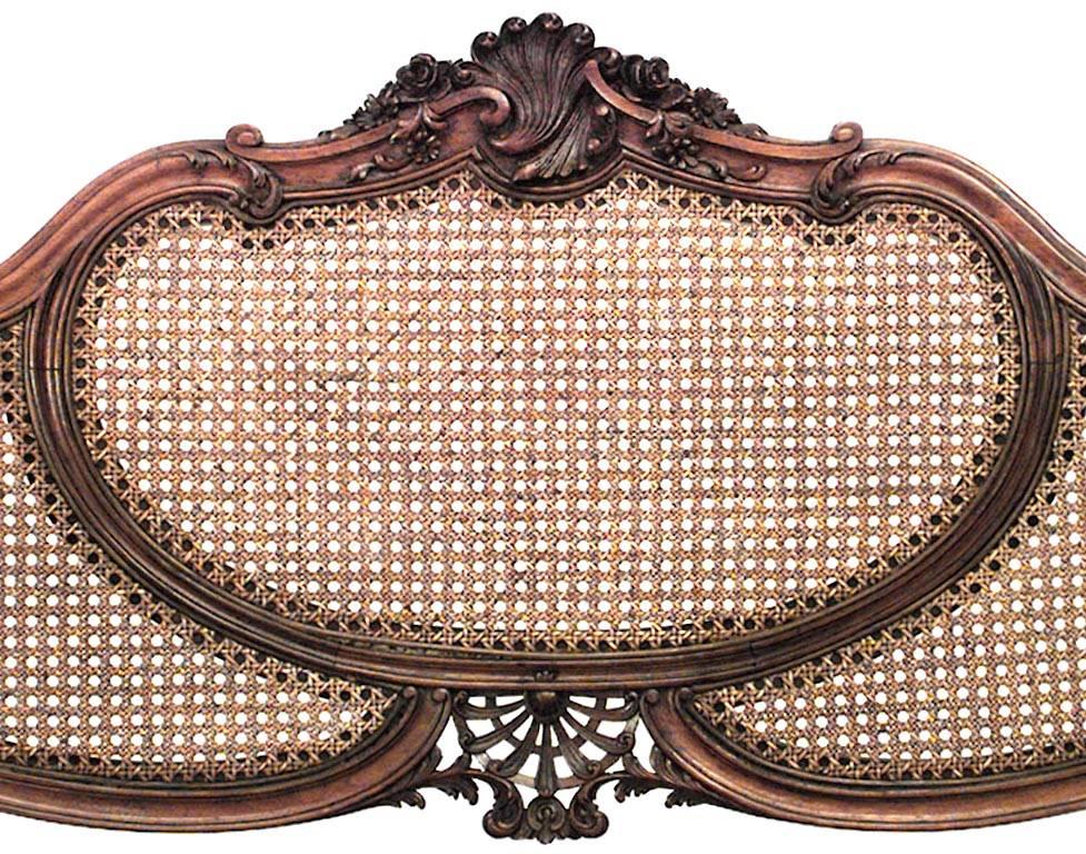 Causeuse en noyer de style Louis XV (19ème siècle) avec dossier en rotin à 3 panneaux.

État antique
 