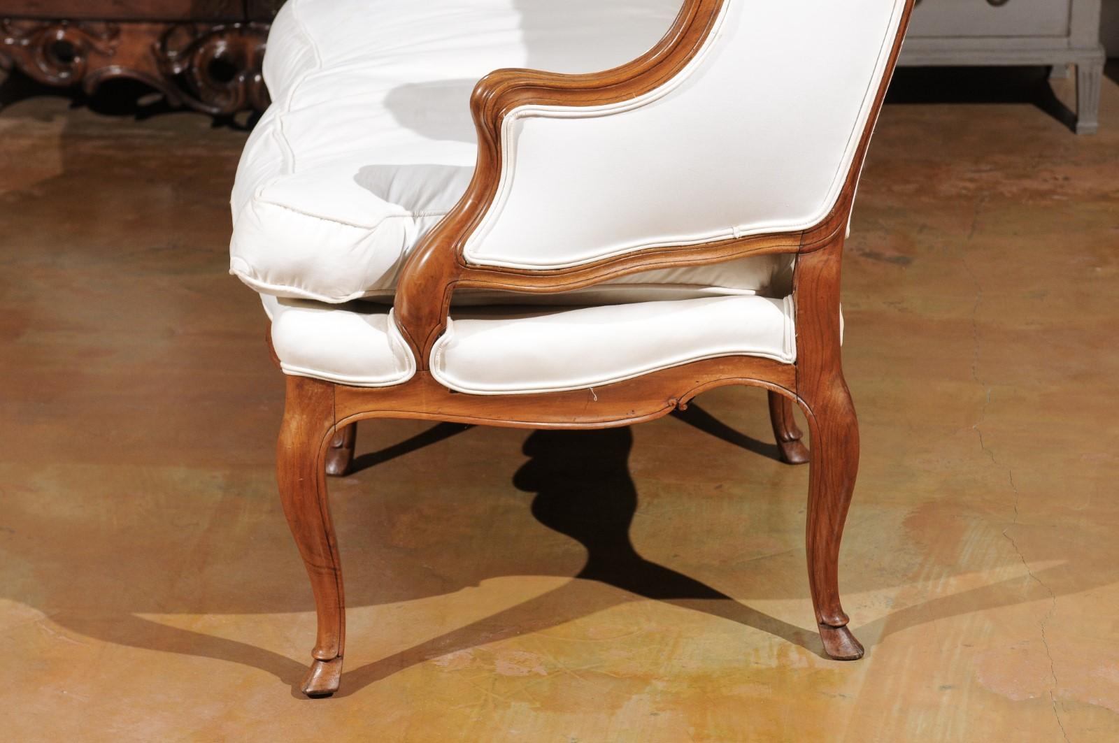 French Louis XV Style 19th Century Walnut Wingback Canapé with Cabriole Legs 4
