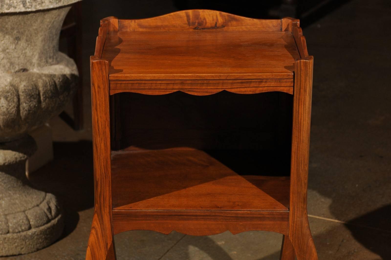 Table de chevet française en bois de style Louis XV du 19ème siècle avec étagère ouverte en vente 4