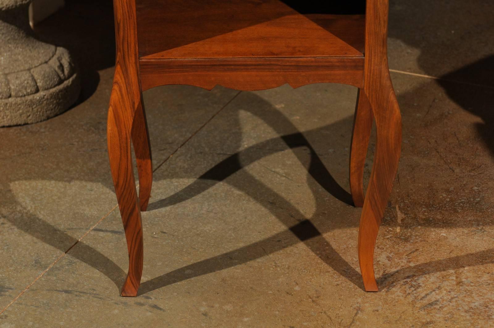 Table de chevet française en bois de style Louis XV du 19ème siècle avec étagère ouverte en vente 5