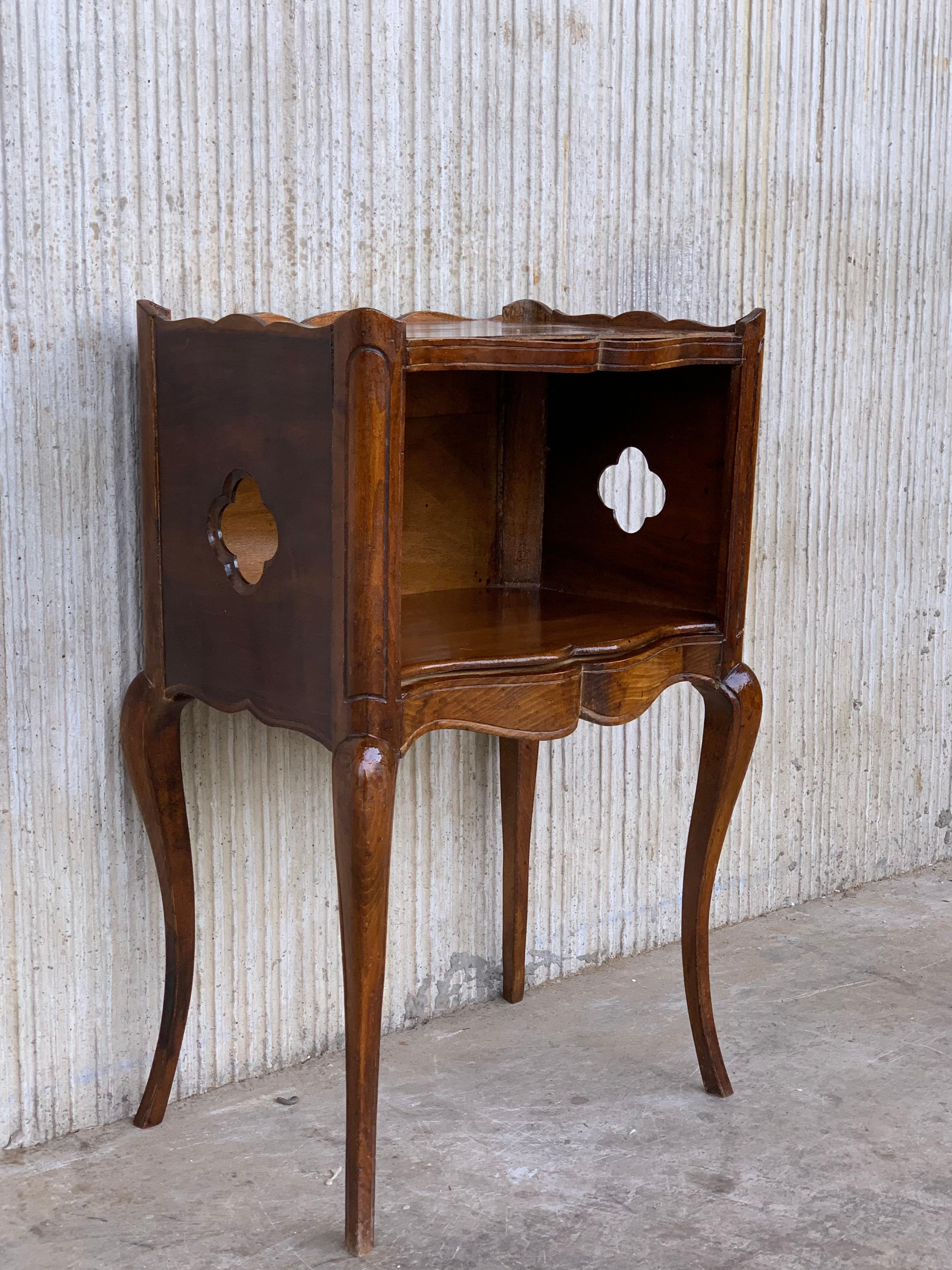 A French Louis XV style 19th century wooden bedside table with three-quarter gallery, open shelf and cabriole legs. This French Louis XV style 'table de chevet' features a rectangular top surrounded by a three-quarter gallery, sitting above an open