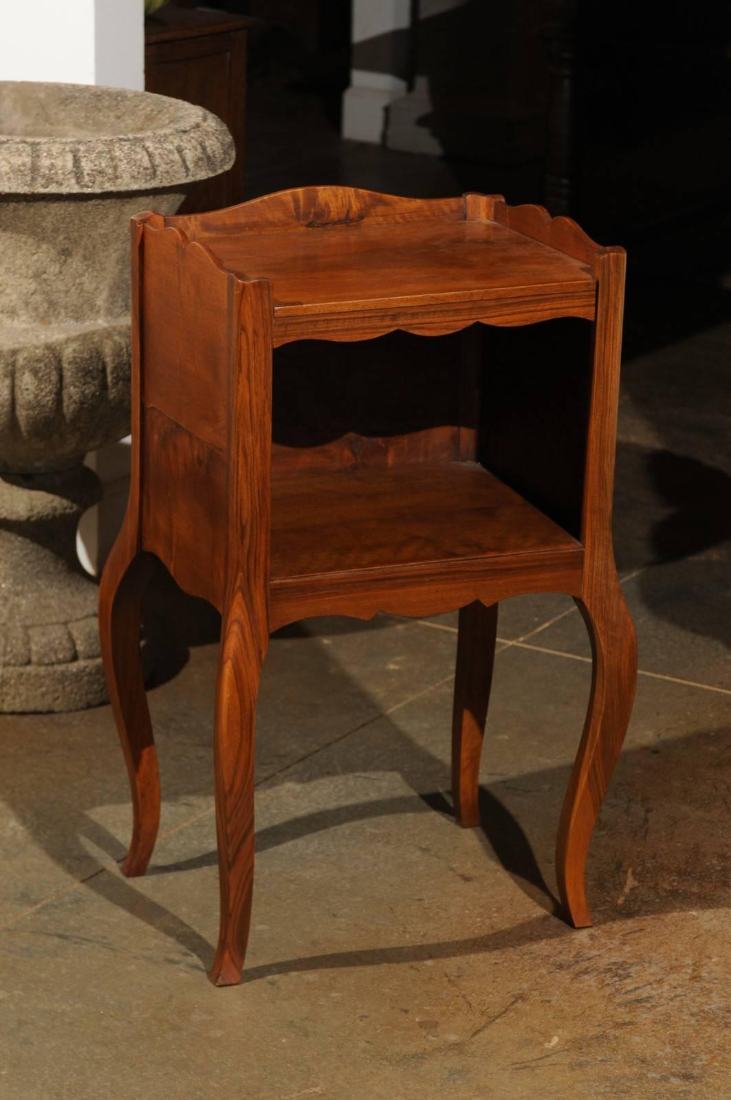 A French Louis XV style 19th century wooden bedside table with three-quarter gallery, open shelf and cabriole legs. This French Louis XV style 'table de chevet' features a rectangular top surrounded by a three-quarter gallery, sitting above an open