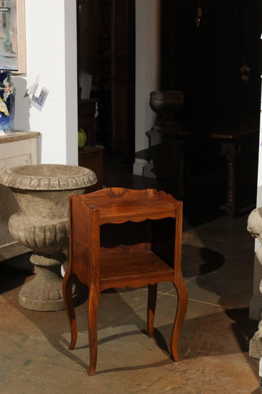 Français Table de chevet française en bois de style Louis XV du 19ème siècle avec étagère ouverte en vente