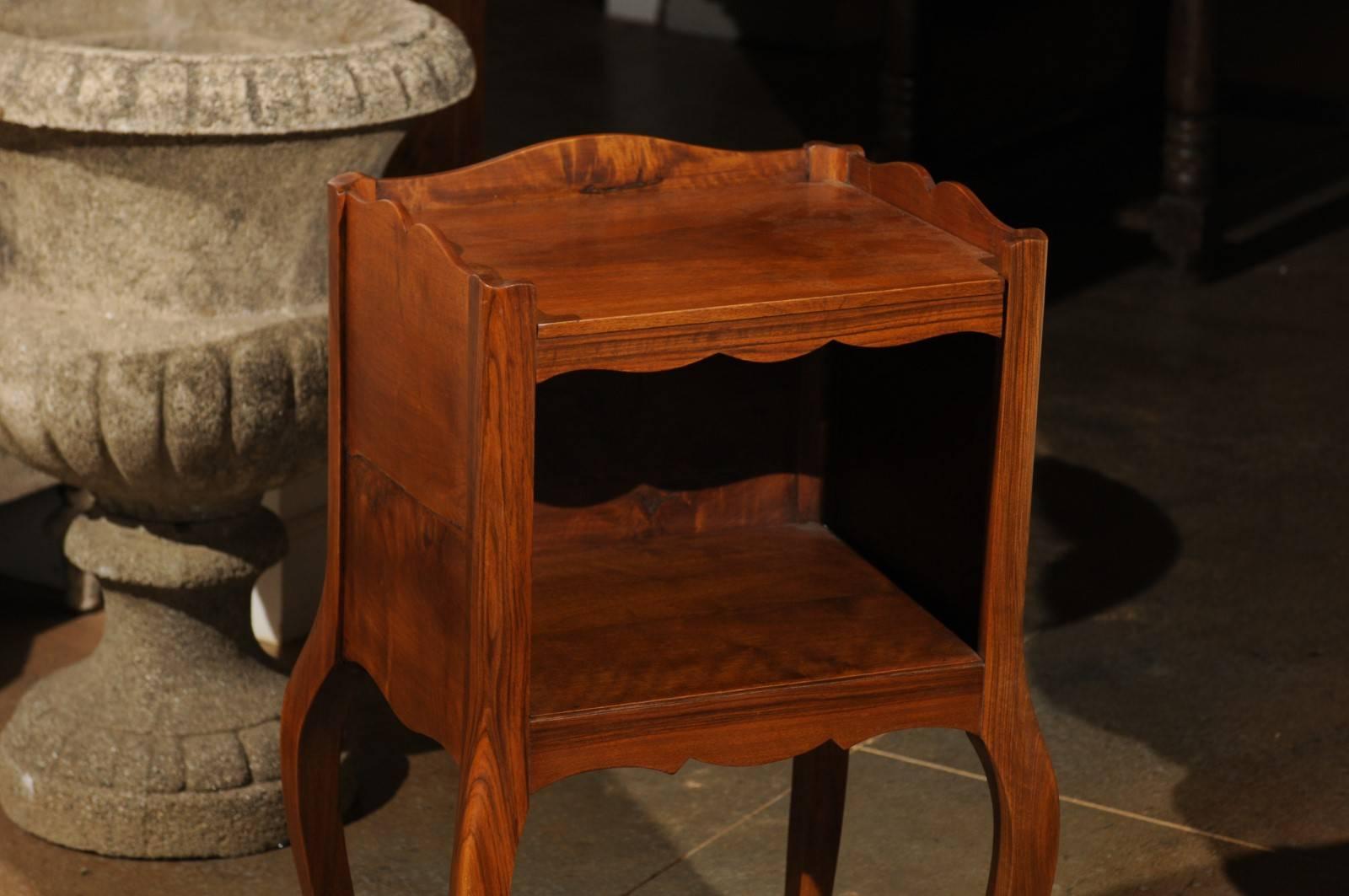 Holz-Nachttisch im Louis-XV-Stil des 19. Jahrhunderts mit offenem Regal (Französisch) im Angebot