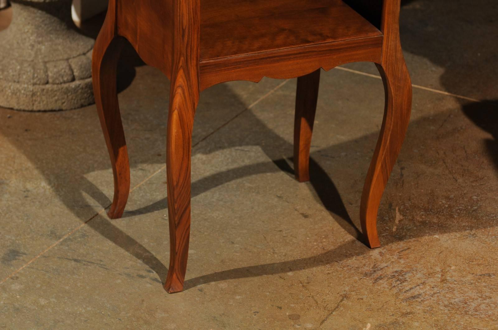 XIXe siècle Table de chevet française en bois de style Louis XV du 19ème siècle avec étagère ouverte en vente