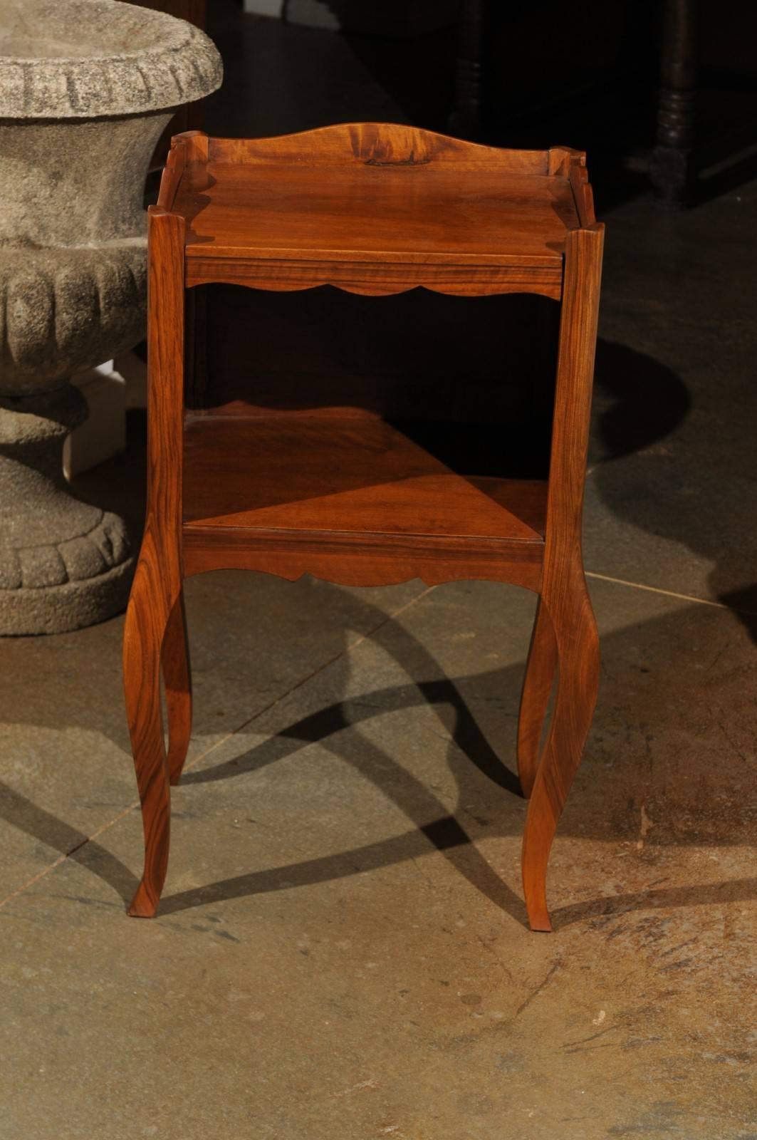 Bois Table de chevet française en bois de style Louis XV du 19ème siècle avec étagère ouverte en vente
