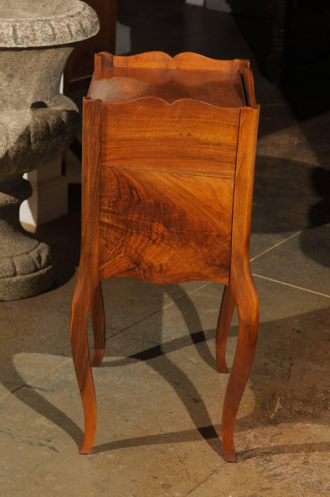 Holz-Nachttisch im Louis-XV-Stil des 19. Jahrhunderts mit offenem Regal im Angebot 2