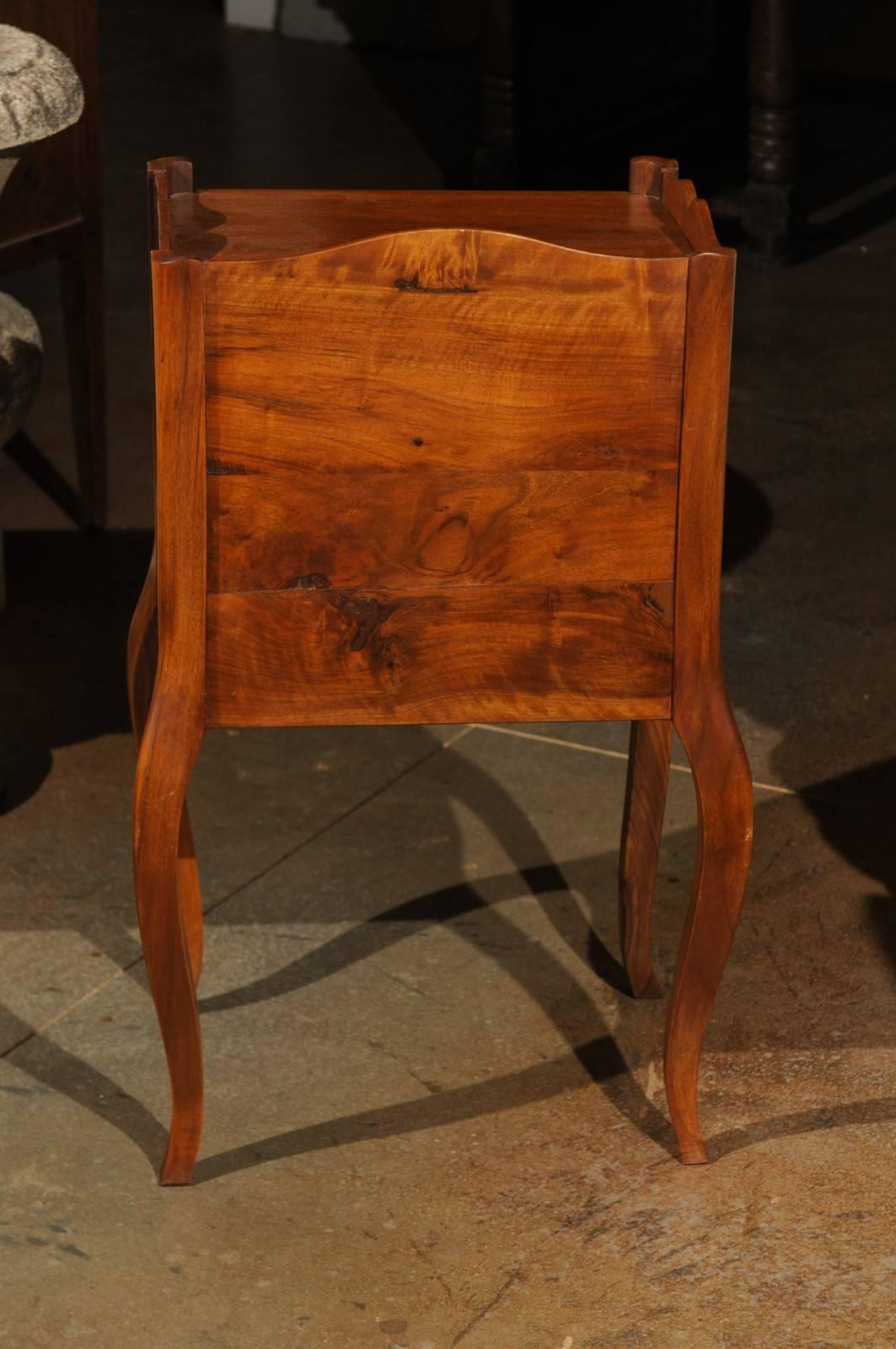 Table de chevet française en bois de style Louis XV du 19ème siècle avec étagère ouverte en vente 2