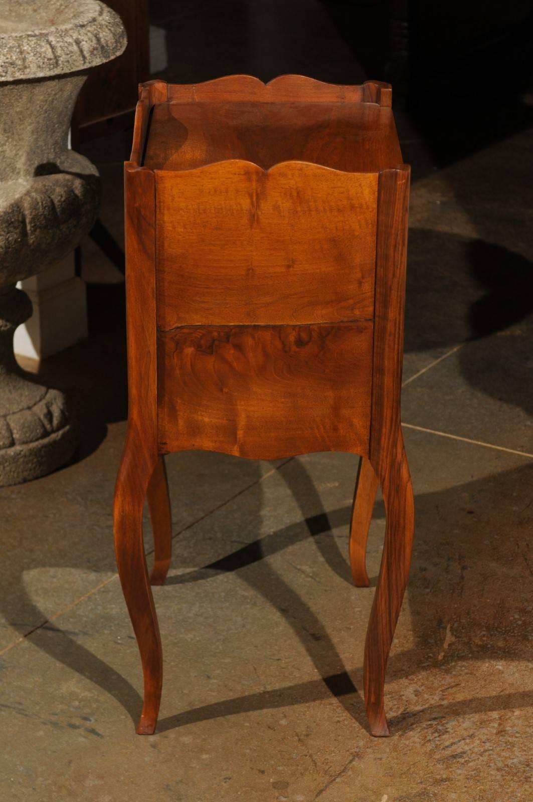Table de chevet française en bois de style Louis XV du 19ème siècle avec étagère ouverte en vente 3