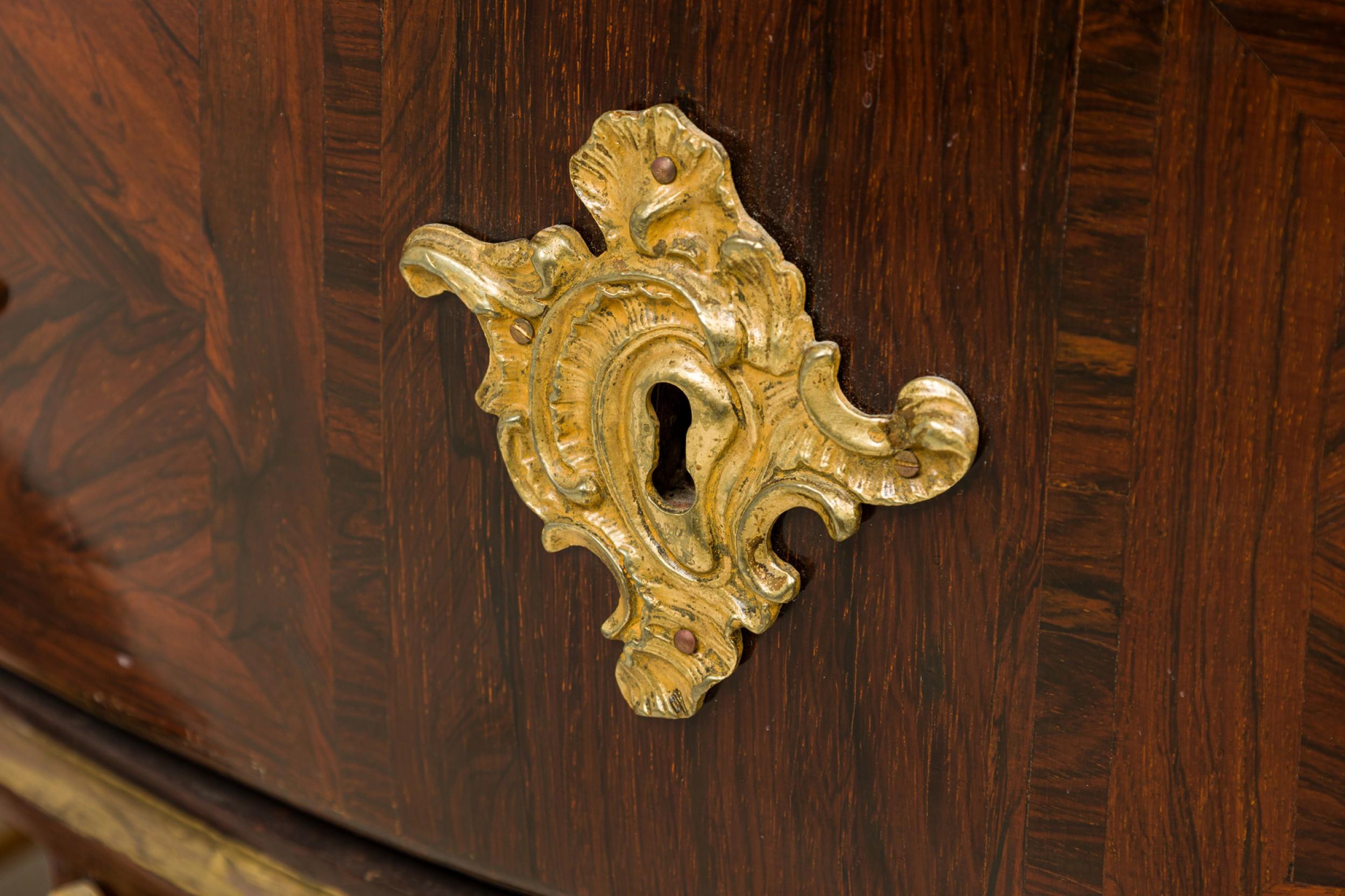 Cassapanca francese in stile Luigi XV a 3 cassetti con piano in marmo e impiallacciatura in legno di reno montata su bronzo in vendita 7