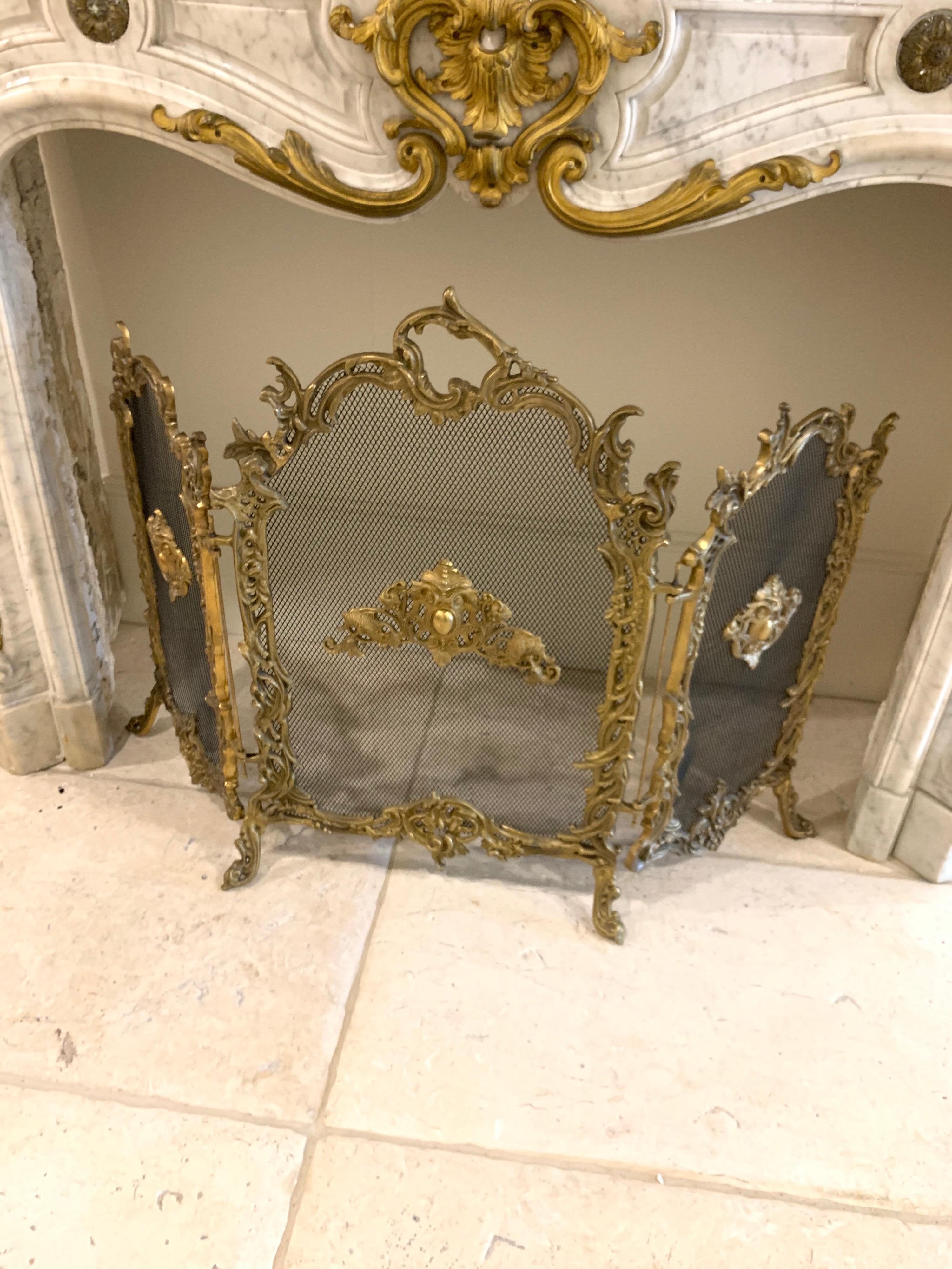 French Louis XV Style 3-Panel Bronze Fire Screen In Good Condition In Dallas, TX