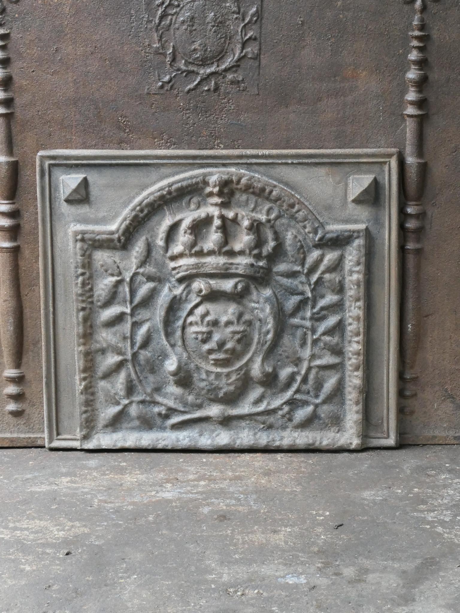 20th century French Louis XV style fireback with the Arms of France. A coat of arms of the House of Bourbon, an originally French royal house that became a major dynasty in Europe. The house delivered kings for Spain (Navarra), France, both Sicilies