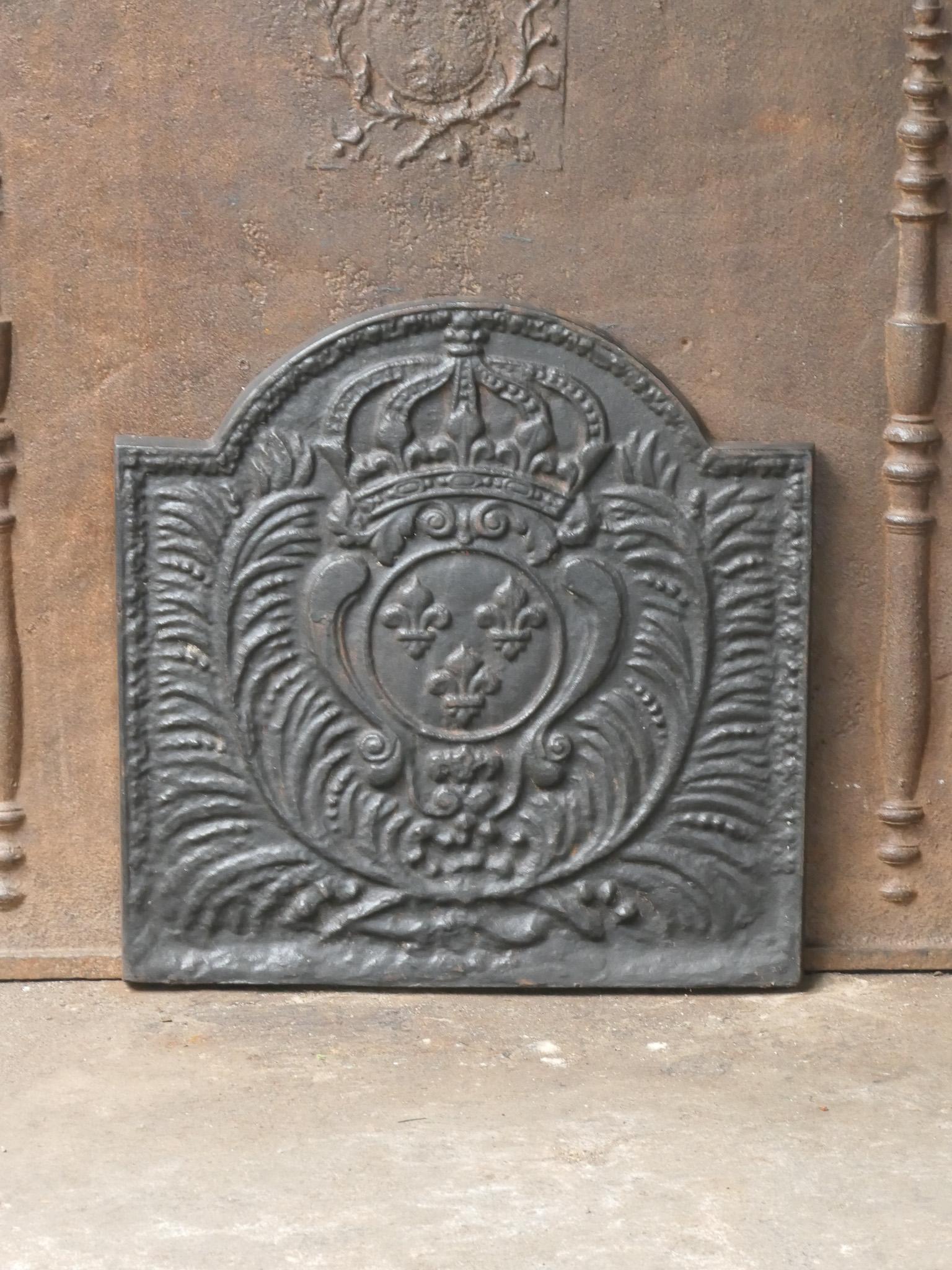  Plaque de cheminée française du 20e siècle de style Louis XV avec les armoiries de la France. Il s'agit des armoiries de la Maison de Bourbon, une maison royale d'origine française qui est devenue une dynastie majeure en Europe. Il a donné des rois