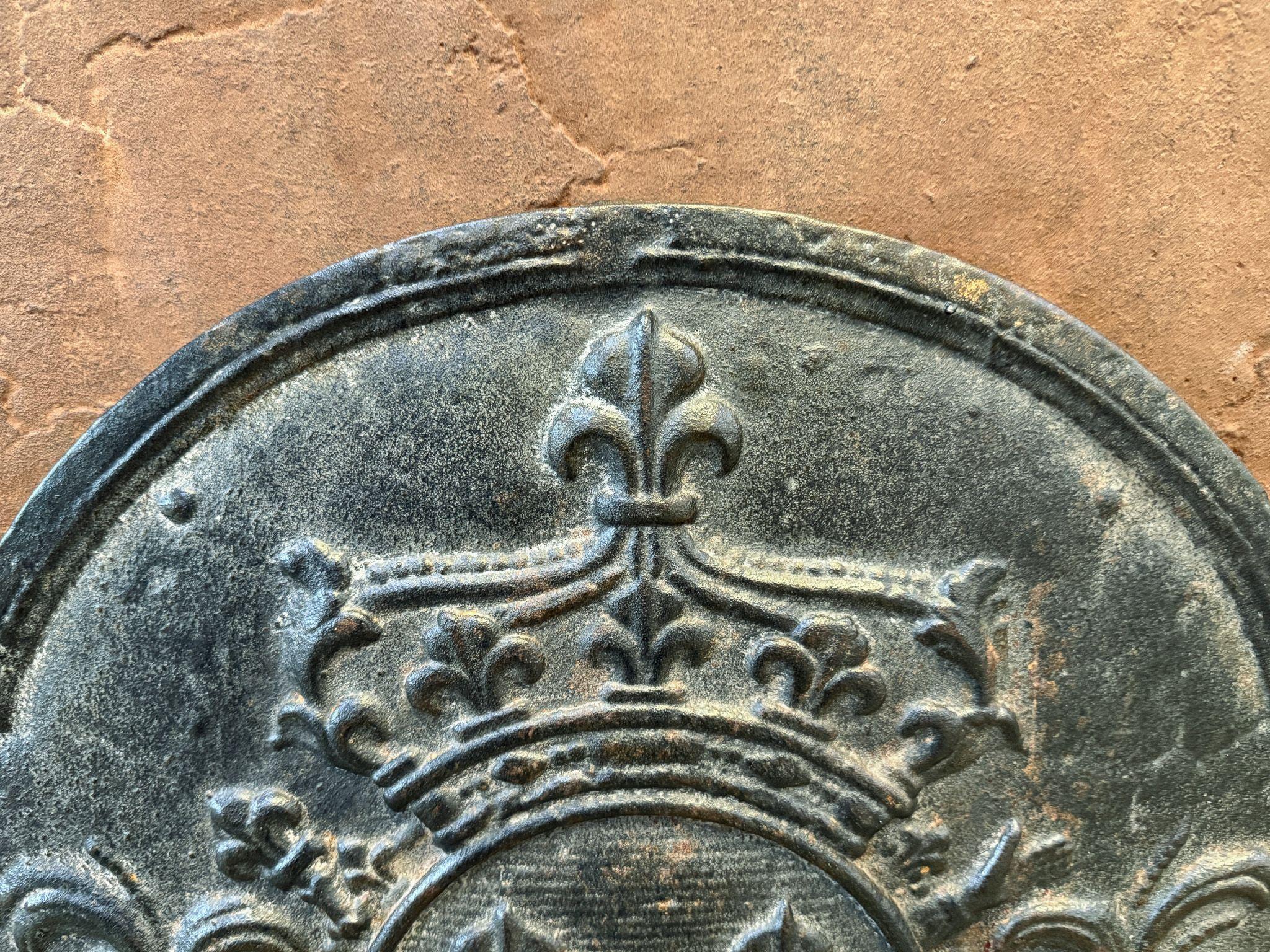 Français Plaque de cheminée française de style Louis XV « Arms of France » en vente