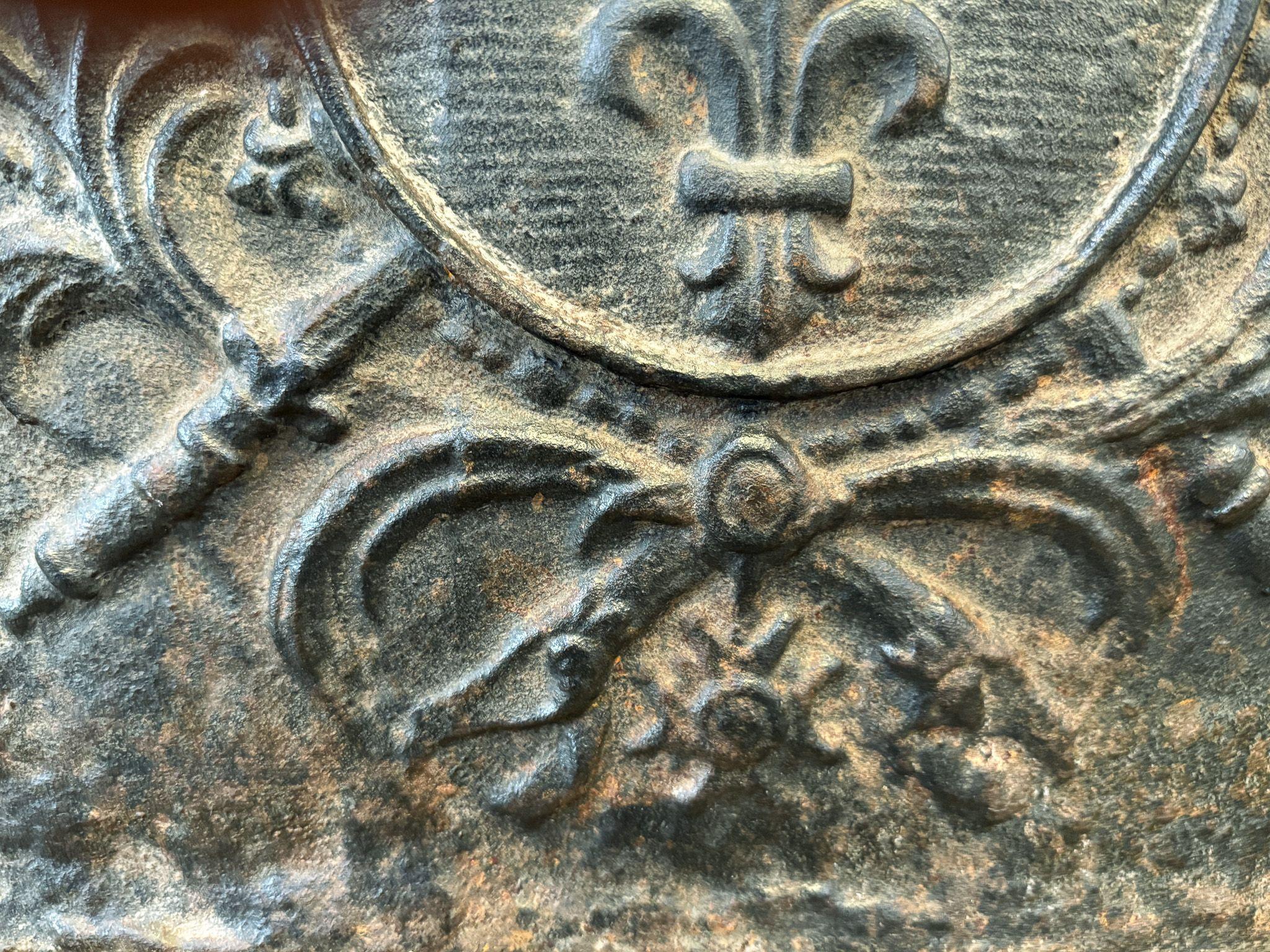 Plaque de cheminée française de style Louis XV « Arms of France » en vente 2