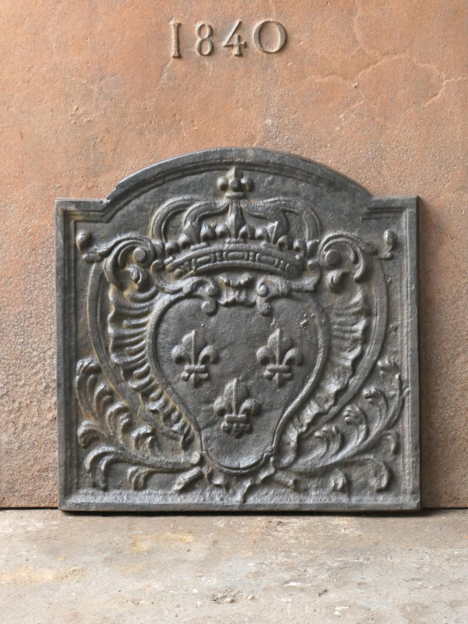 20th century French Louis XV style fireback with the Arms of France. A coat of arms of the House of Bourbon, an originally French royal house that became a major dynasty in Europe. The house delivered kings for Spain (Navarra), France, both Sicilies