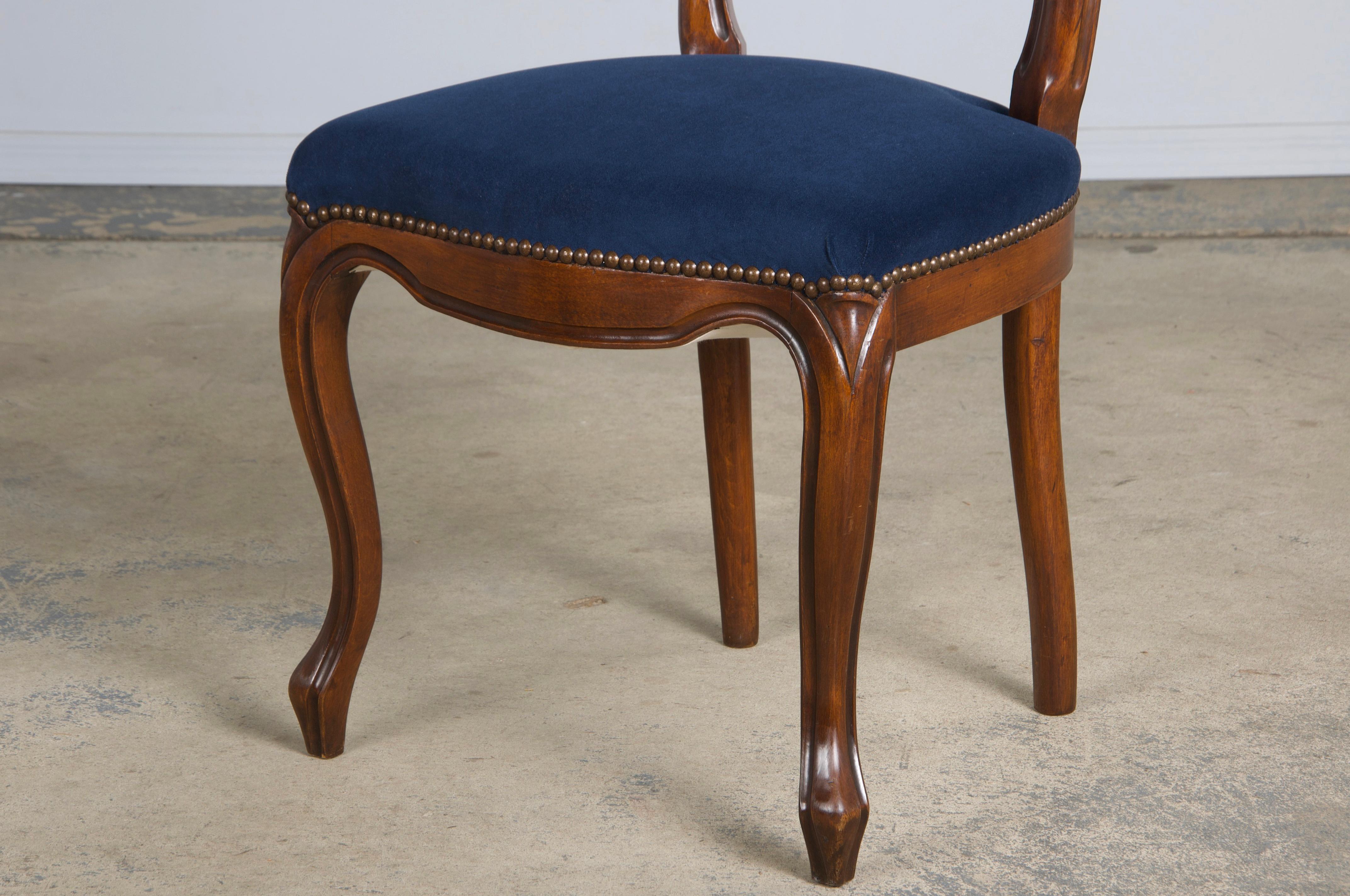 Sedie da pranzo francesi con schienale a palloncino in acero in stile Luigi XV con velluto blu - Set di 6 in vendita 9