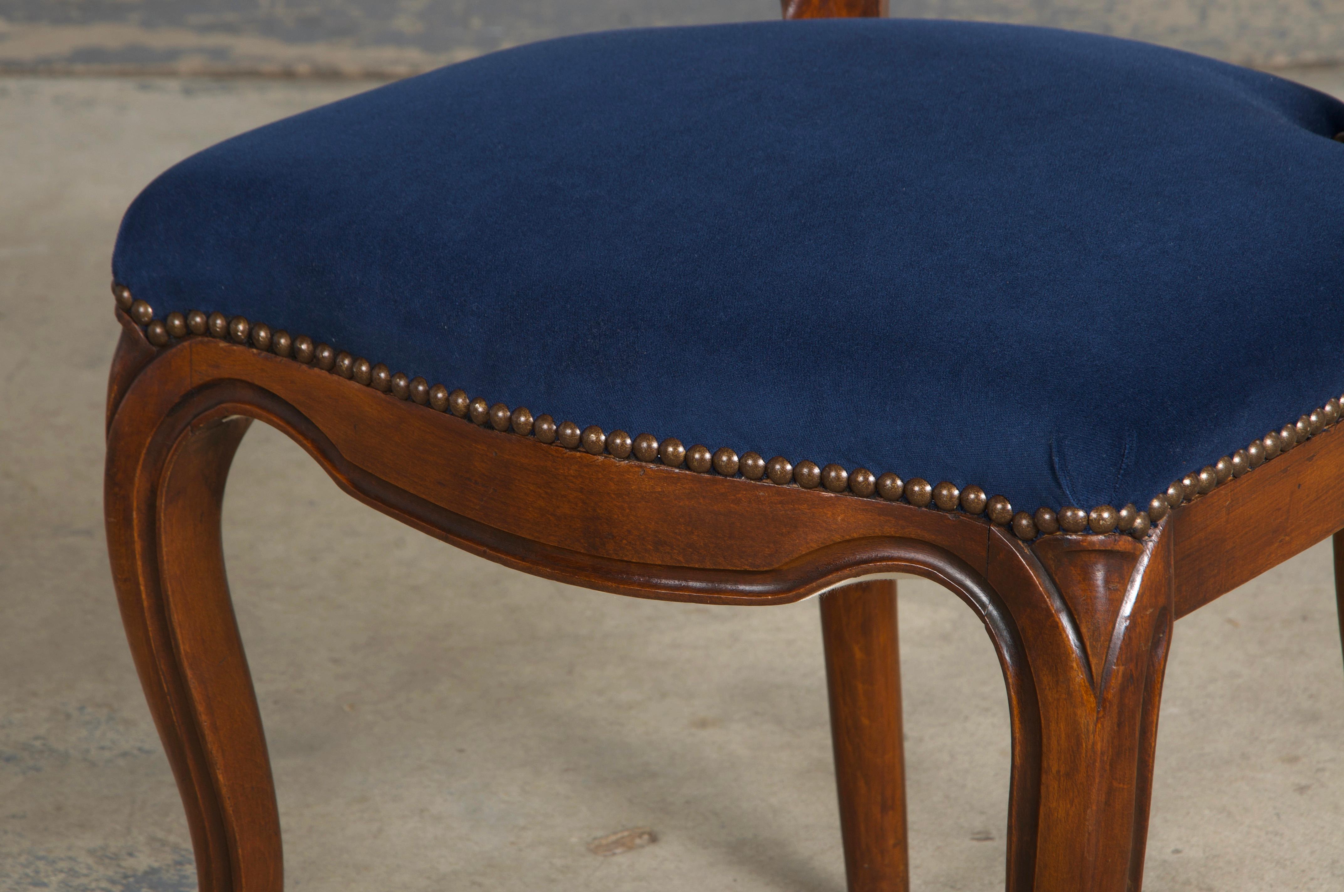Sedie da pranzo francesi con schienale a palloncino in acero in stile Luigi XV con velluto blu - Set di 6 in vendita 10
