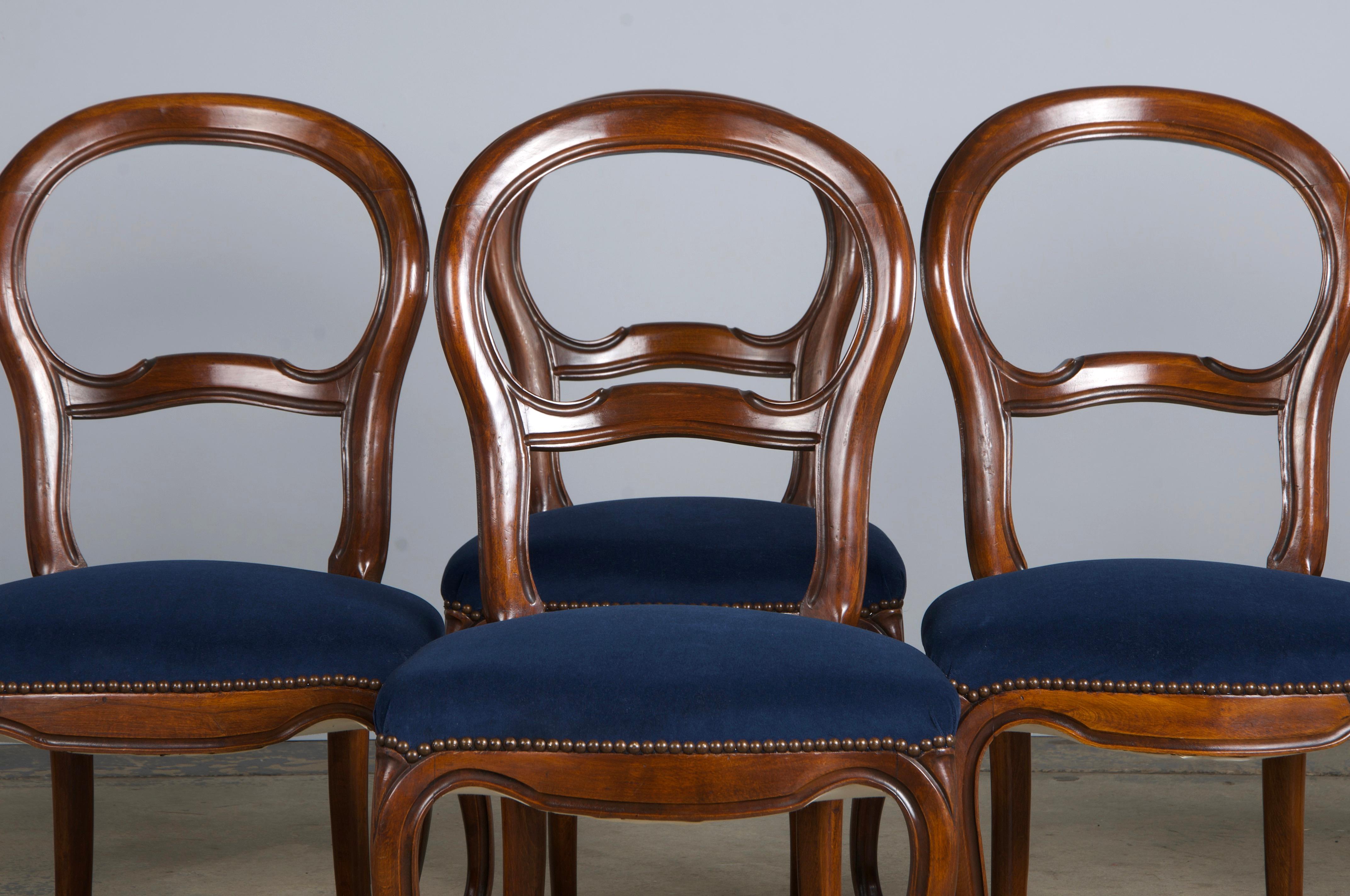Un elegante set di sei sedie da pranzo in stile Luigi XV, provenienti dalla Provenza, in Francia. Splendidamente realizzata a mano in legno d'acero massiccio, ogni sedia presenta una tradizionale struttura con schienale a palloncino. Il legno