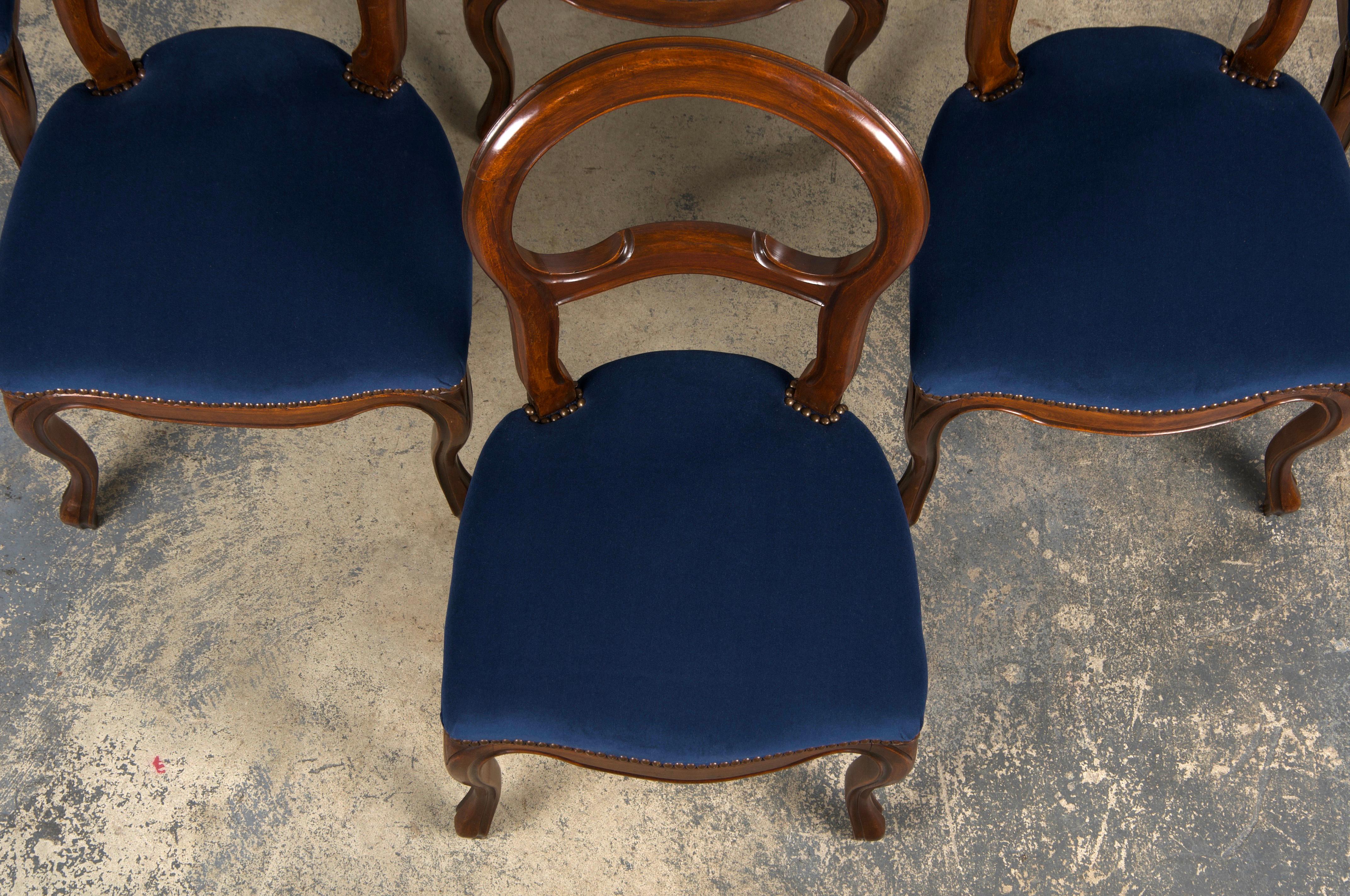 Intagliato a mano Sedie da pranzo francesi con schienale a palloncino in acero in stile Luigi XV con velluto blu - Set di 6 in vendita