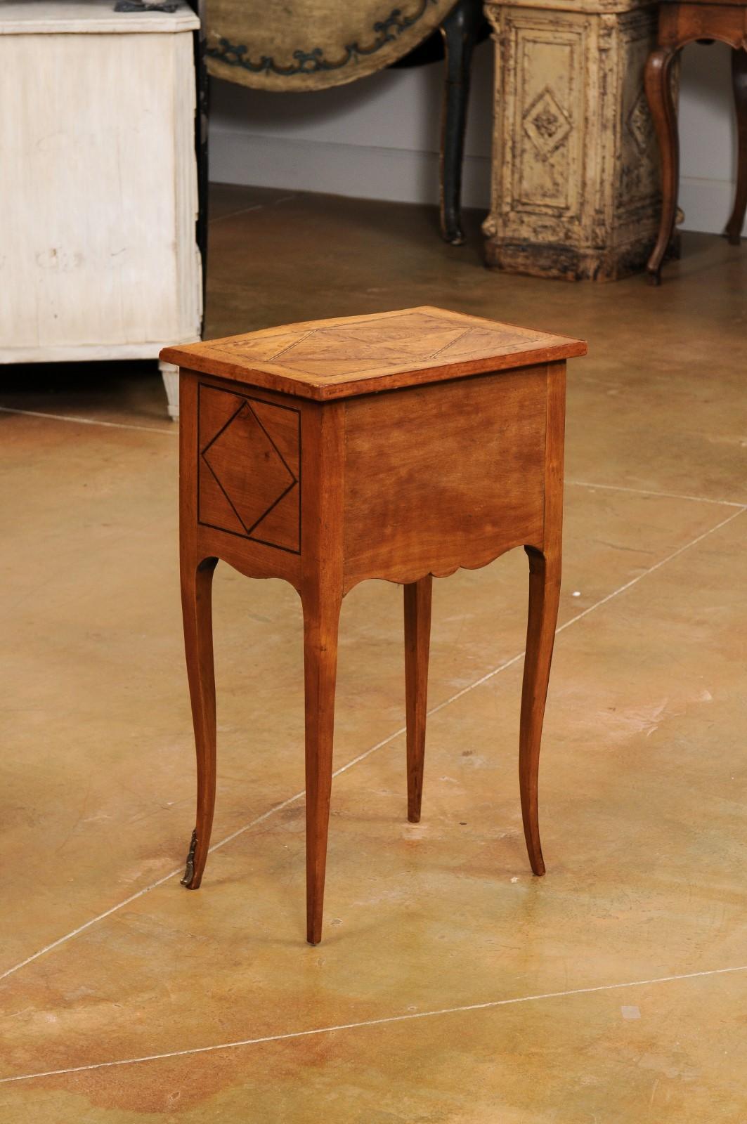Table de chevet française de style Louis XV avec plateau incrusté, deux tiroirs et ouverture 3