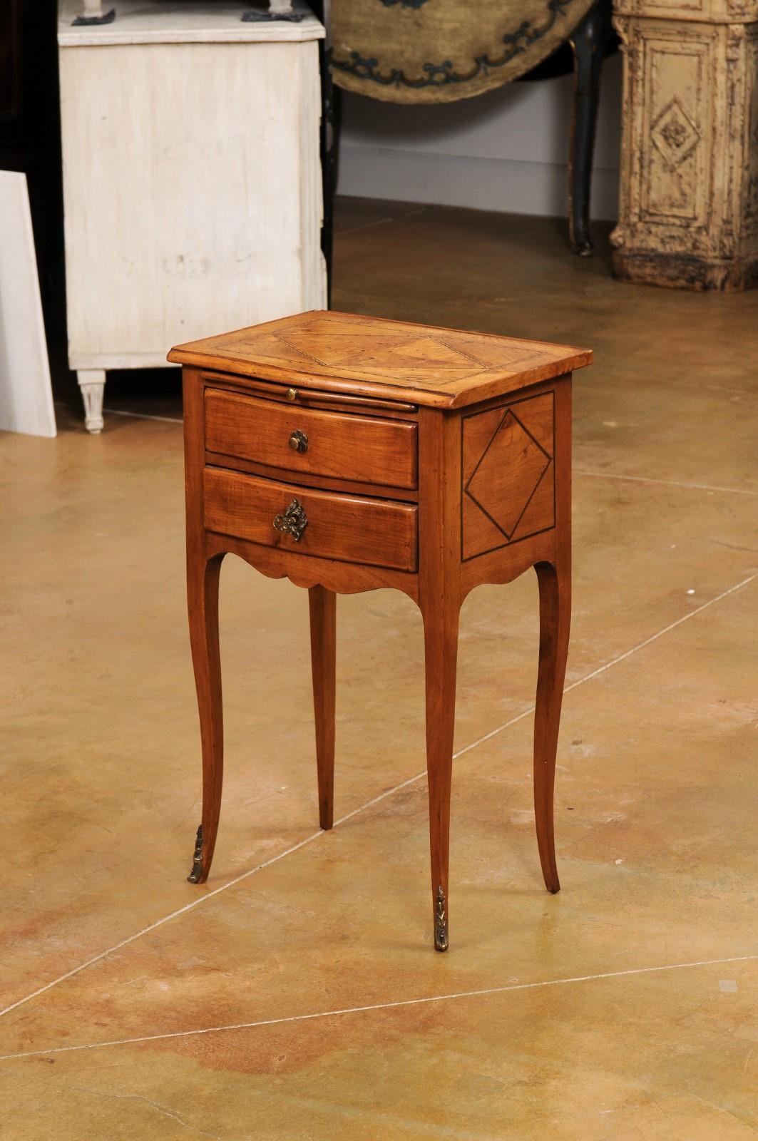 Table de chevet française de style Louis XV avec plateau incrusté, deux tiroirs et ouverture 4