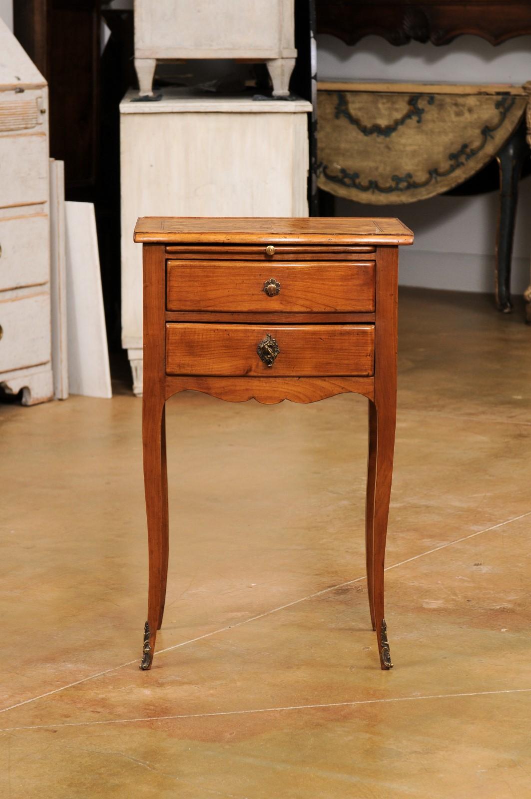 Table de chevet française de style Louis XV avec plateau incrusté, deux tiroirs et ouverture 5