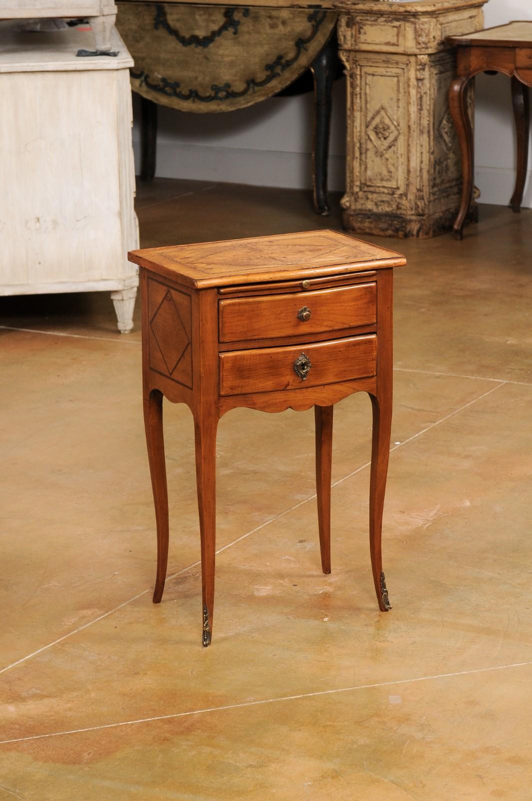 Français Table de chevet française de style Louis XV avec plateau incrusté, deux tiroirs et ouverture