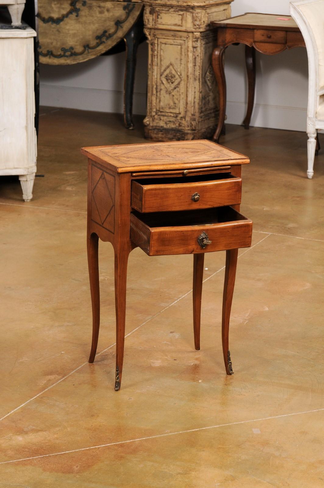 Incrusté Table de chevet française de style Louis XV avec plateau incrusté, deux tiroirs et ouverture