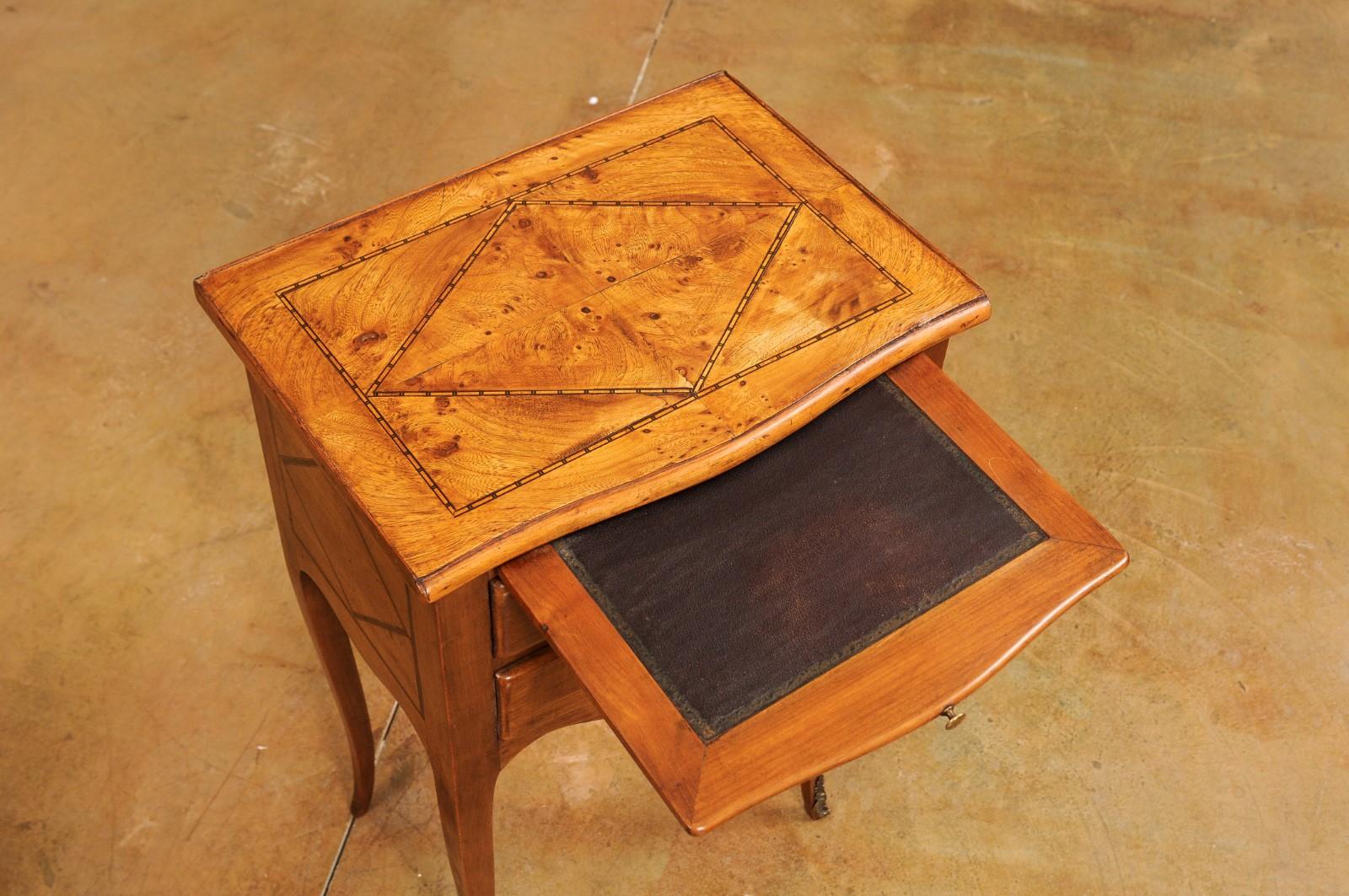 20ième siècle Table de chevet française de style Louis XV avec plateau incrusté, deux tiroirs et ouverture
