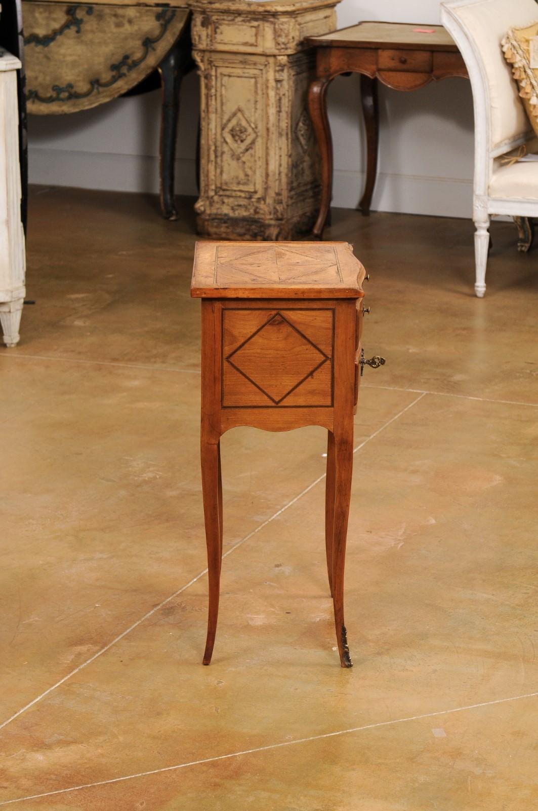 Bronze Table de chevet française de style Louis XV avec plateau incrusté, deux tiroirs et ouverture