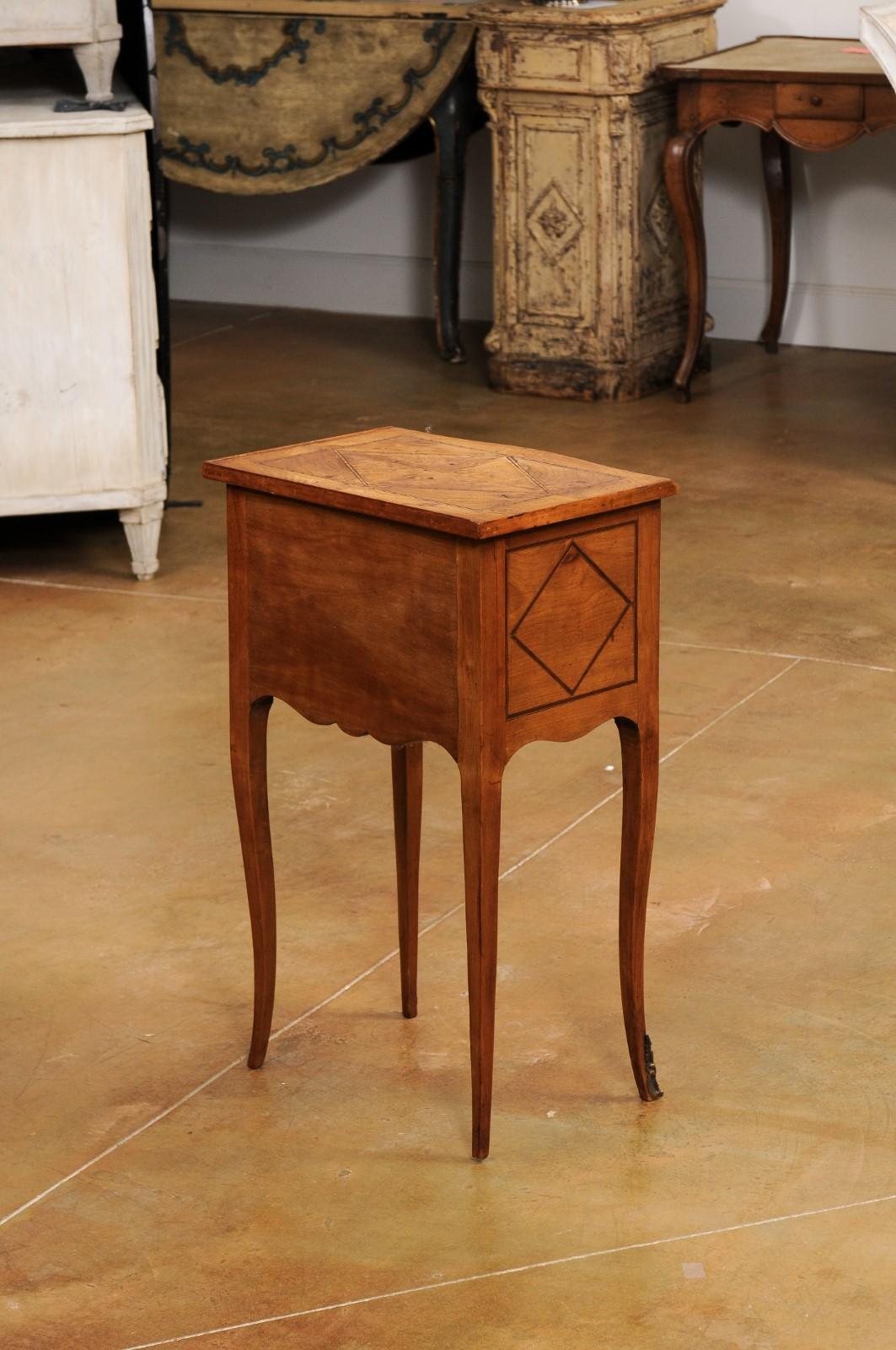 Table de chevet française de style Louis XV avec plateau incrusté, deux tiroirs et ouverture 1