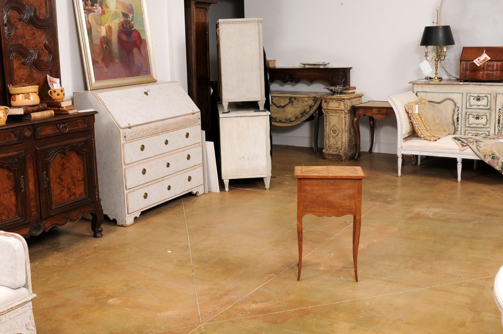 Table de chevet française de style Louis XV avec plateau incrusté, deux tiroirs et ouverture 2