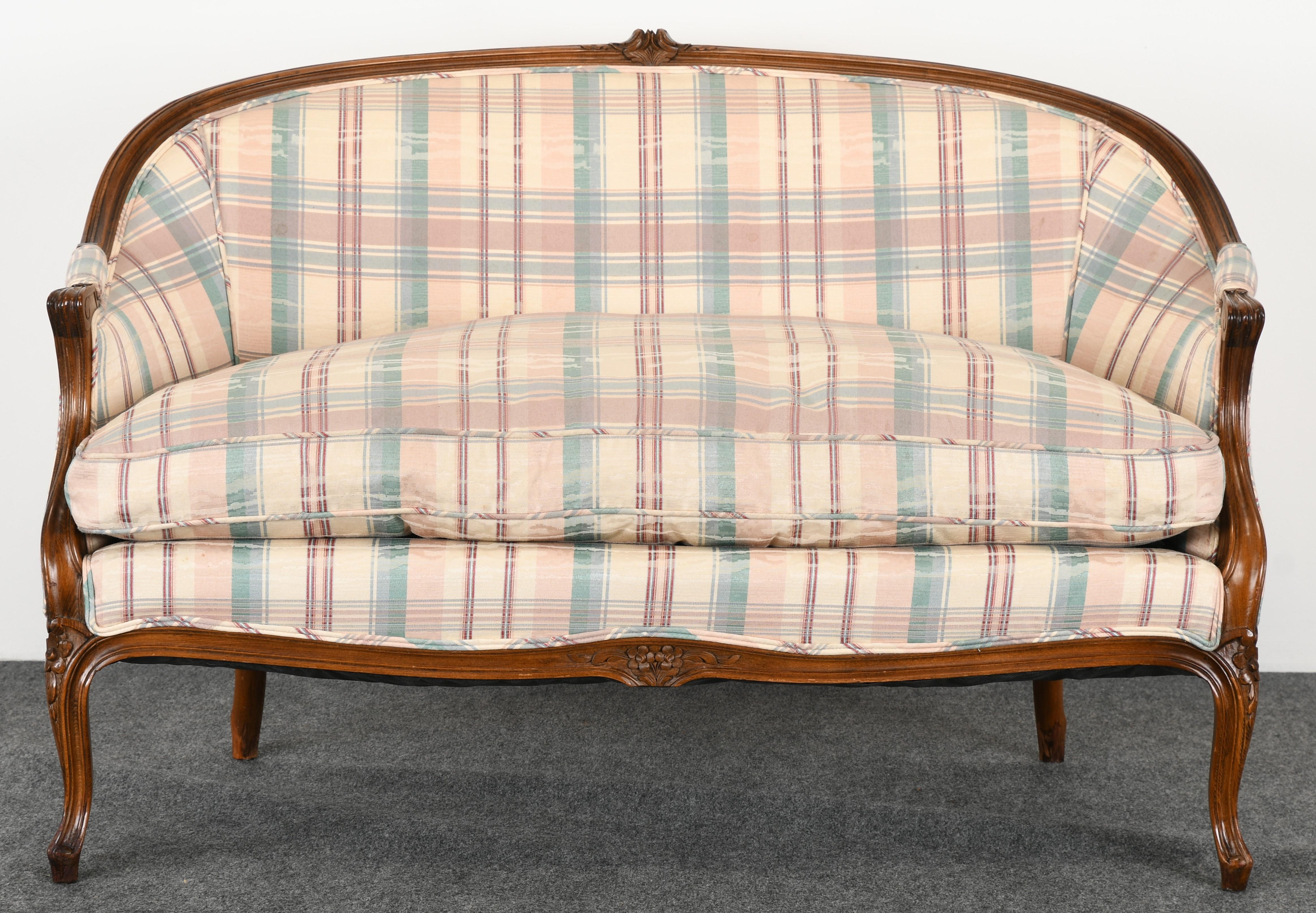 French Louis XV style settee or loveseat made of beechwood with upholstery. The frame is structurally sound and has a beautiful patina to the wood. Very nice carvings and accents. New upholstery is necessary.

Dimensions: 34